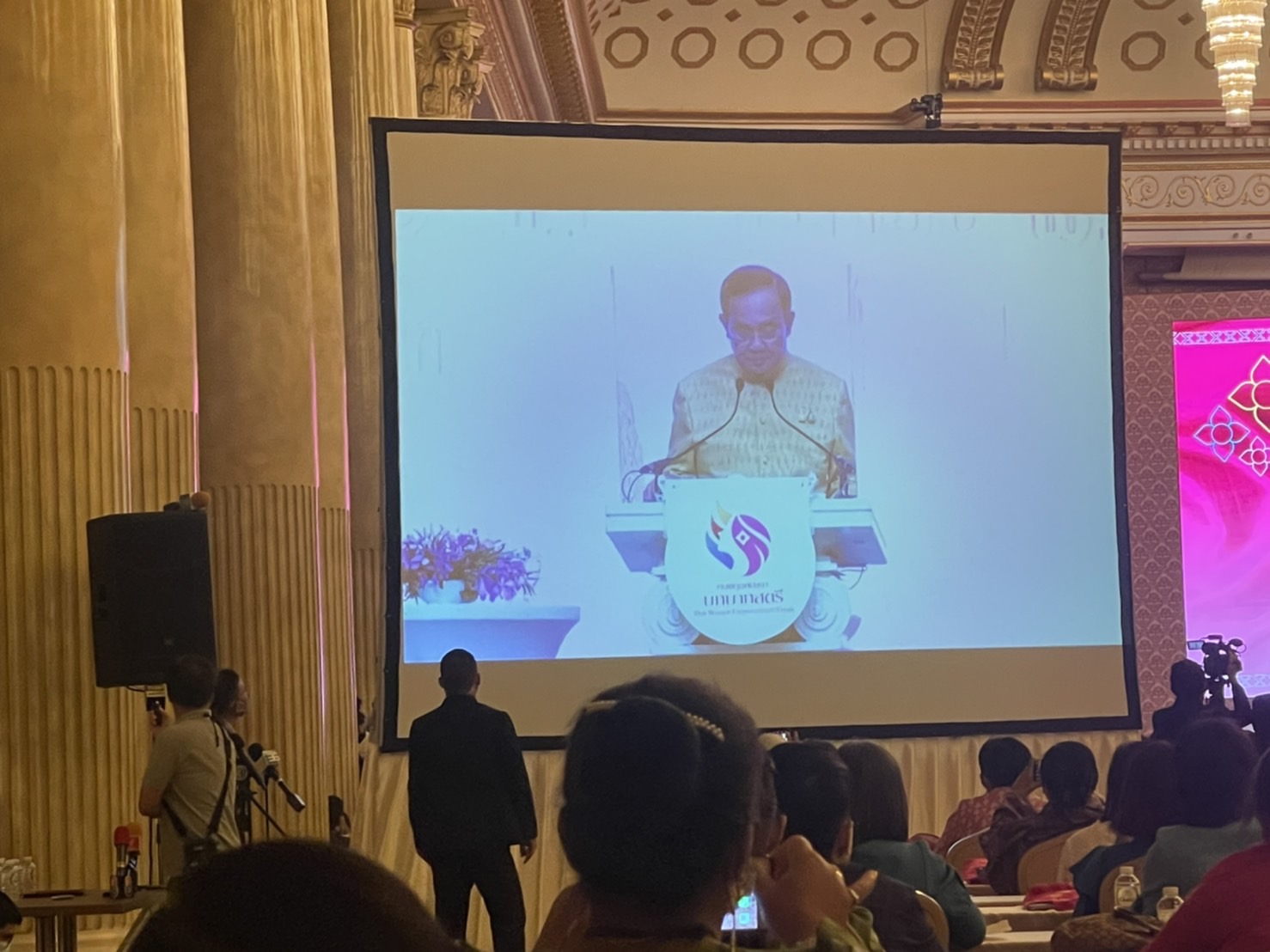 ผู้ว่าราชการจังหวัดหนองคาย ร่วมพิธีเปิดและรับฟังการบรรยายพิเศษตามโครงการกองทุนพัฒนาบทบาทสตรี สร้างโอกาสด้านอาชีพ สร้างสรรค์บทบาทสตรี สู่ความเข้มแข็งในชุมชน