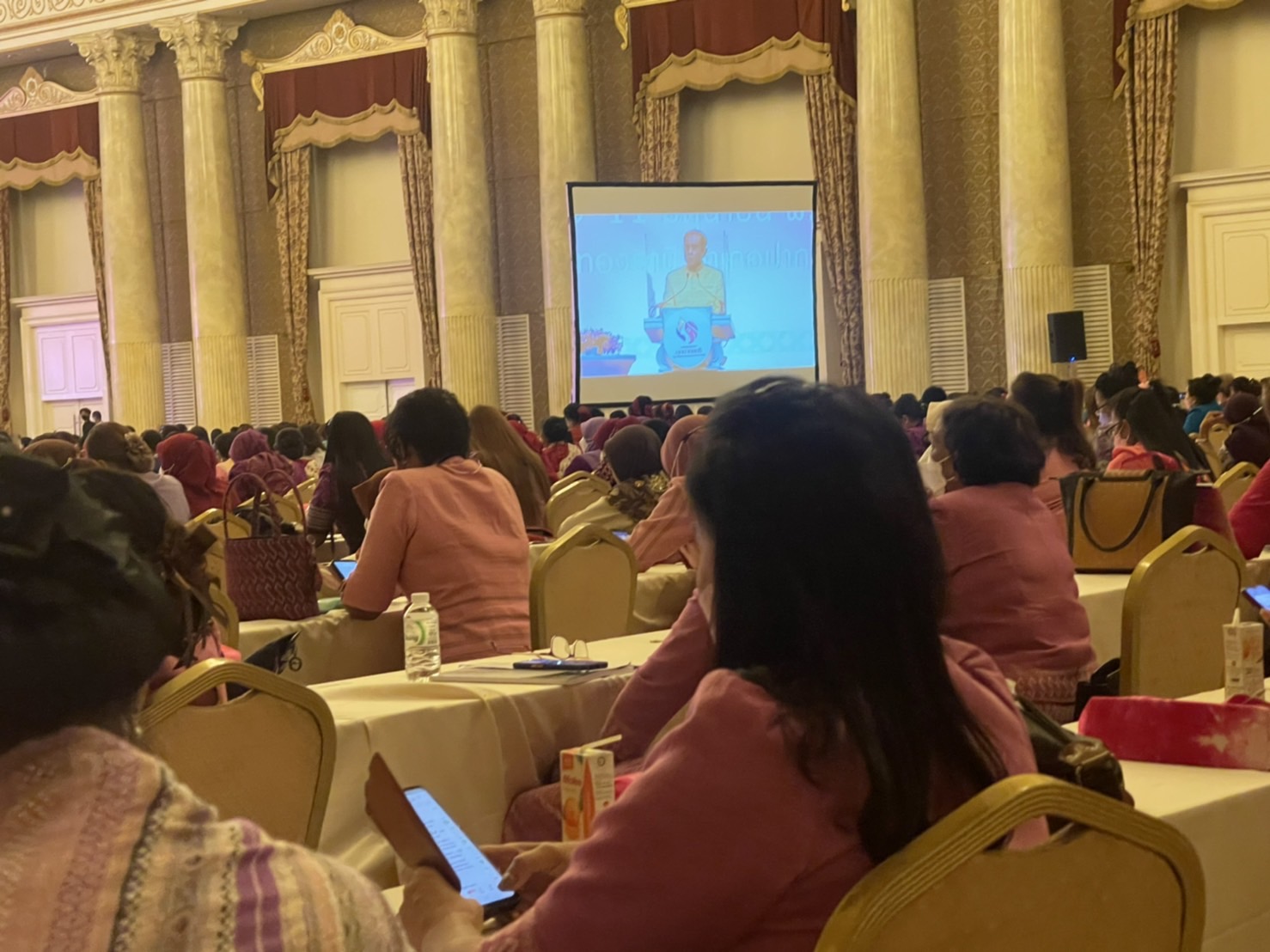 ผู้ว่าราชการจังหวัดหนองคาย ร่วมพิธีเปิดและรับฟังการบรรยายพิเศษตามโครงการกองทุนพัฒนาบทบาทสตรี สร้างโอกาสด้านอาชีพ สร้างสรรค์บทบาทสตรี สู่ความเข้มแข็งในชุมชน