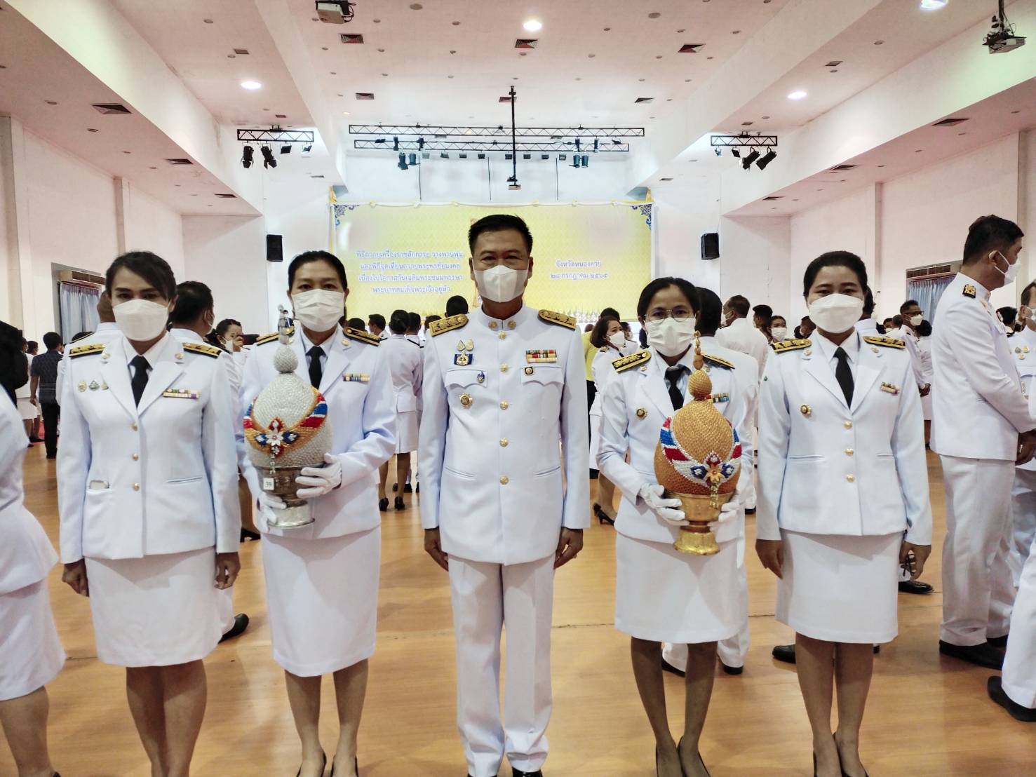 พช.หนองคาย ร่วมพิธีถวายเครื่องราชสักการะและจุดเทียนถวายพระพรชัยมงคล เฉลิมพระเกียรติพระบาทสมเด็จพระเจ้าอยู่หัว เนื่องในโอกาสวันเฉลิมพระชนมพรรษา 28 กรกฎาคม 2565