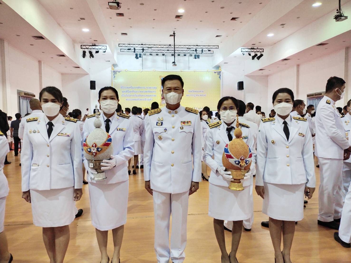 พช.หนองคาย ร่วมพิธีถวายเครื่องราชสักการะและจุดเทียนถวายพระพรชัยมงคล เฉลิมพระเกียรติพระบาทสมเด็จพระเจ้าอยู่หัว เนื่องในโอกาสวันเฉลิมพระชนมพรรษา 28 กรกฎาคม 2565