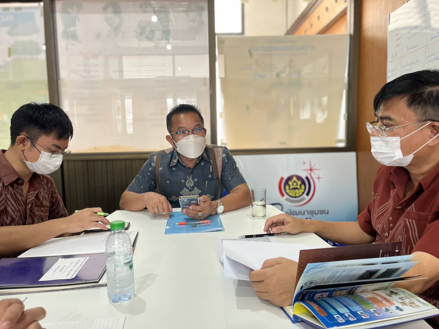 พช.หนองคาย ขับเคลื่อนงานตามภารกิจของกรมการพัฒนาชุมชนและลงพื้นที่ตรวจเยี่ยมครัวเรือนเป้าหมายการขจัดความยากจนและพัฒนาคนทุกช่วงวันอย่างยังยืนตามหลักปรัชญาเศรษฐกิจพอเพียง อำเภอโพนพิสัย