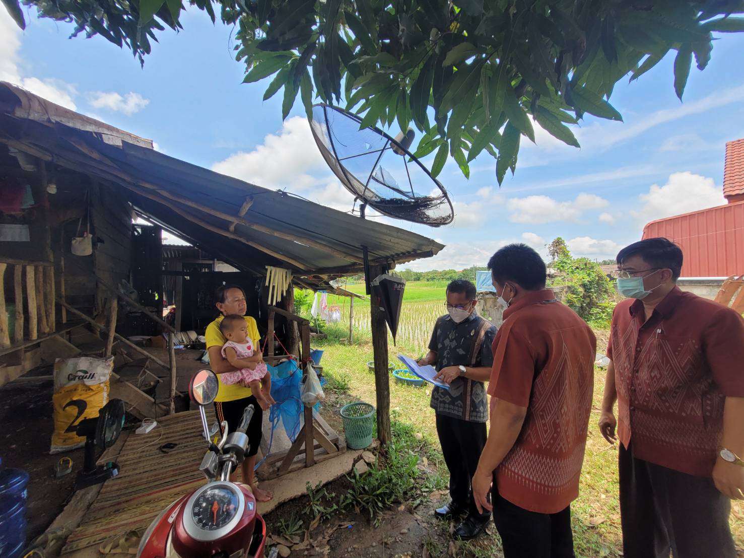 พช.หนองคาย ขับเคลื่อนงานตามภารกิจของกรมการพัฒนาชุมชนและลงพื้นที่ตรวจเยี่ยมครัวเรือนเป้าหมายการขจัดความยากจนและพัฒนาคนทุกช่วงวันอย่างยังยืนตามหลักปรัชญาเศรษฐกิจพอเพียง อำเภอโพนพิสัย