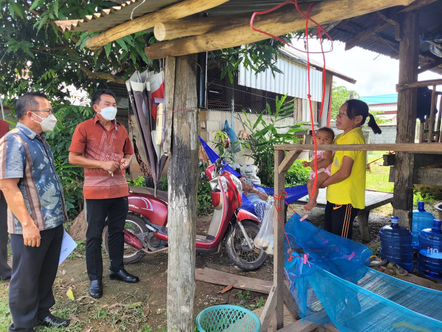 พช.หนองคาย ขับเคลื่อนงานตามภารกิจของกรมการพัฒนาชุมชนและลงพื้นที่ตรวจเยี่ยมครัวเรือนเป้าหมายการขจัดความยากจนและพัฒนาคนทุกช่วงวันอย่างยังยืนตามหลักปรัชญาเศรษฐกิจพอเพียง อำเภอโพนพิสัย