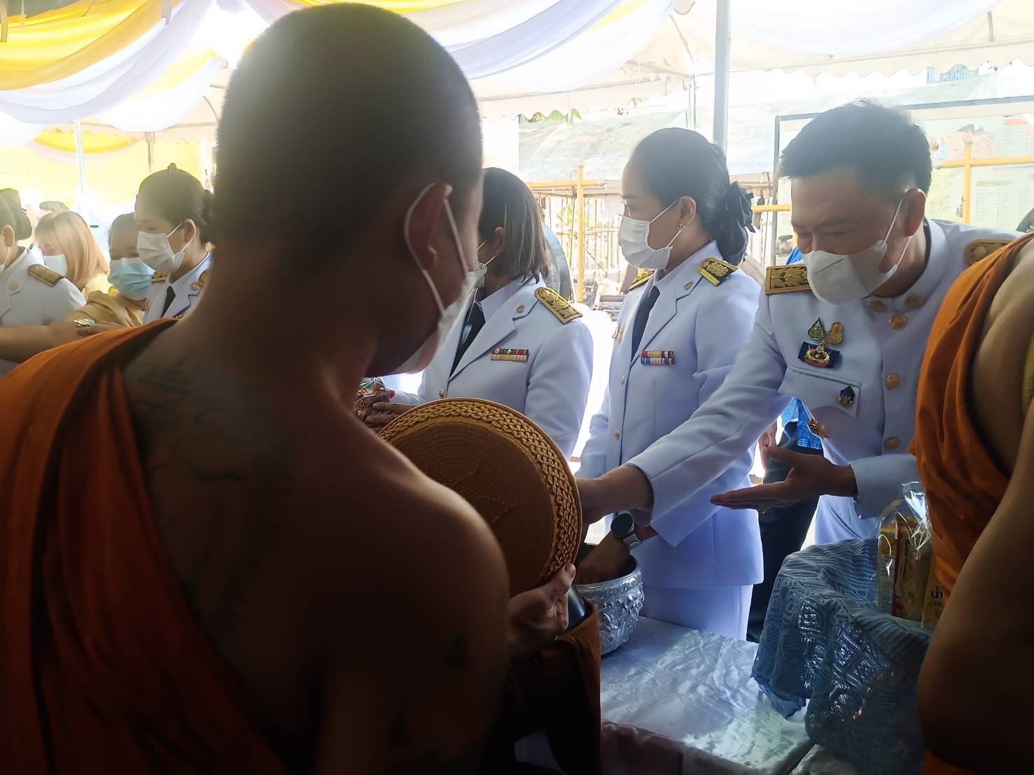 พช.หนองคาย ร่วมพิธีทำบุญตักบาตร ถวายราชกุศล​ วันเฉลิมพระเกียรติพระบาทสมเด็จพระเจ้าอยู่หัว เนื่องในวันเฉลิมพระชนมพรรษา 28 กรกฎาคม 2565