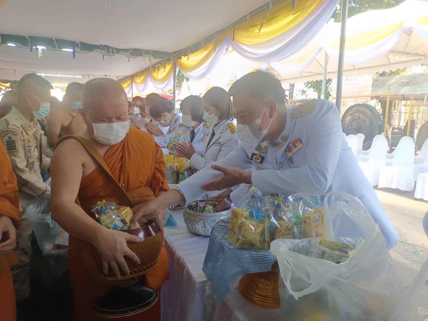พช.หนองคาย ร่วมพิธีทำบุญตักบาตร ถวายราชกุศล​ วันเฉลิมพระเกียรติพระบาทสมเด็จพระเจ้าอยู่หัว เนื่องในวันเฉลิมพระชนมพรรษา 28 กรกฎาคม 2565
