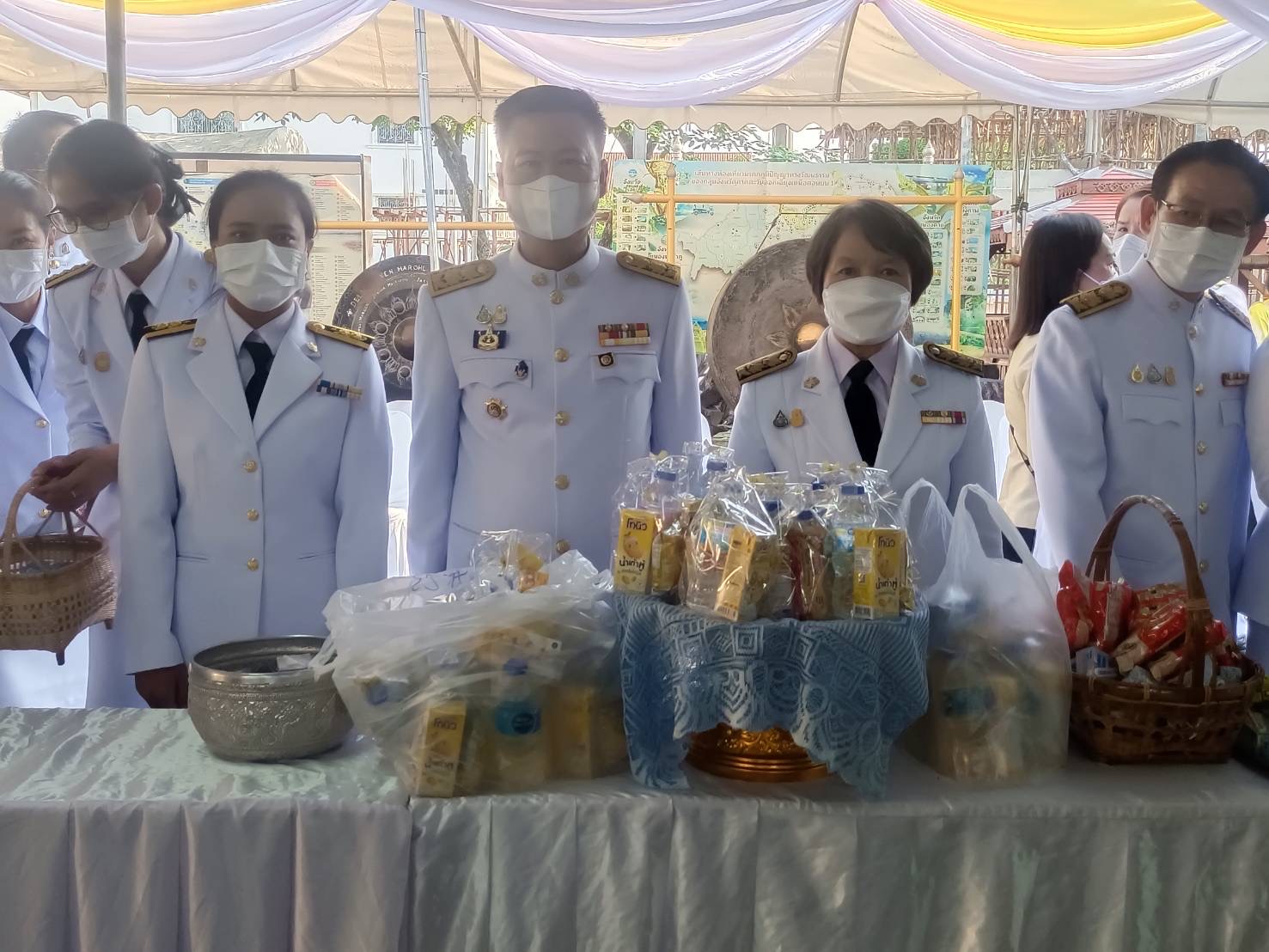 พช.หนองคาย ร่วมพิธีทำบุญตักบาตร ถวายราชกุศล​ วันเฉลิมพระเกียรติพระบาทสมเด็จพระเจ้าอยู่หัว เนื่องในวันเฉลิมพระชนมพรรษา 28 กรกฎาคม 2565