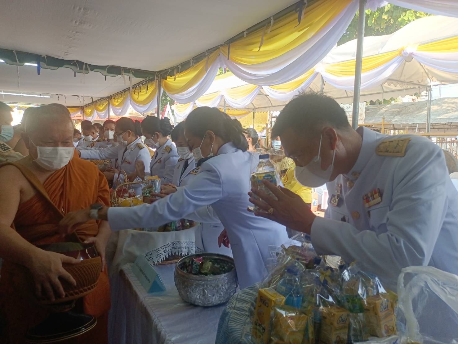 พช.หนองคาย ร่วมพิธีทำบุญตักบาตร ถวายราชกุศล​ วันเฉลิมพระเกียรติพระบาทสมเด็จพระเจ้าอยู่หัว เนื่องในวันเฉลิมพระชนมพรรษา 28 กรกฎาคม 2565