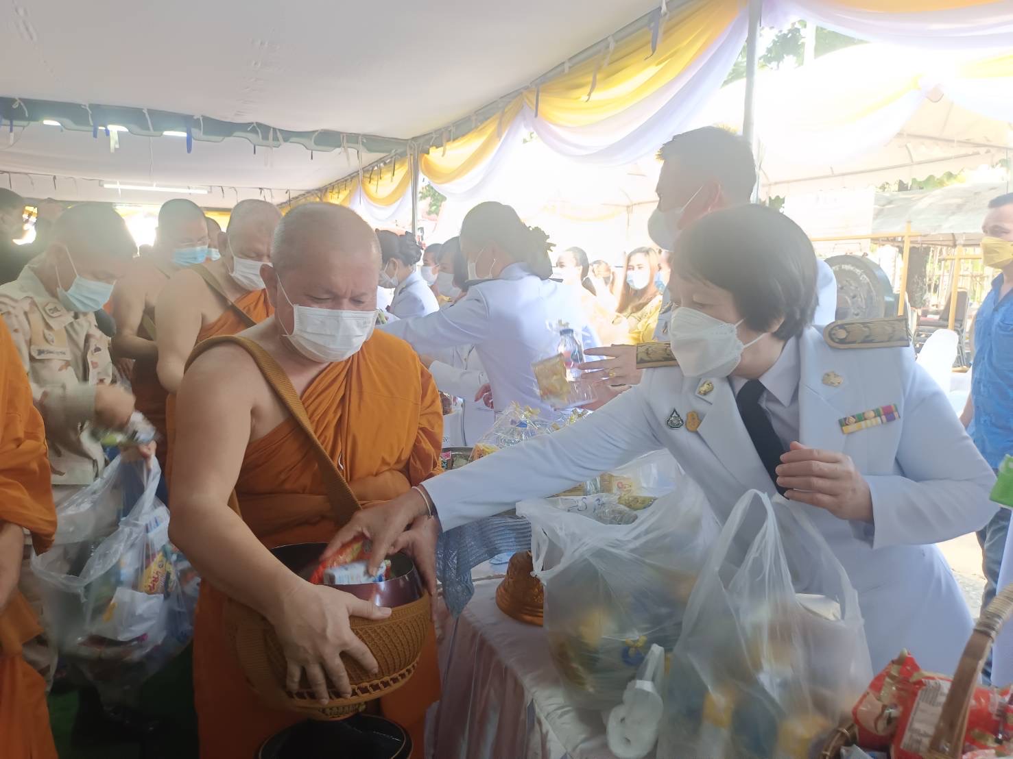 พช.หนองคาย ร่วมพิธีทำบุญตักบาตร ถวายราชกุศล​ วันเฉลิมพระเกียรติพระบาทสมเด็จพระเจ้าอยู่หัว เนื่องในวันเฉลิมพระชนมพรรษา 28 กรกฎาคม 2565