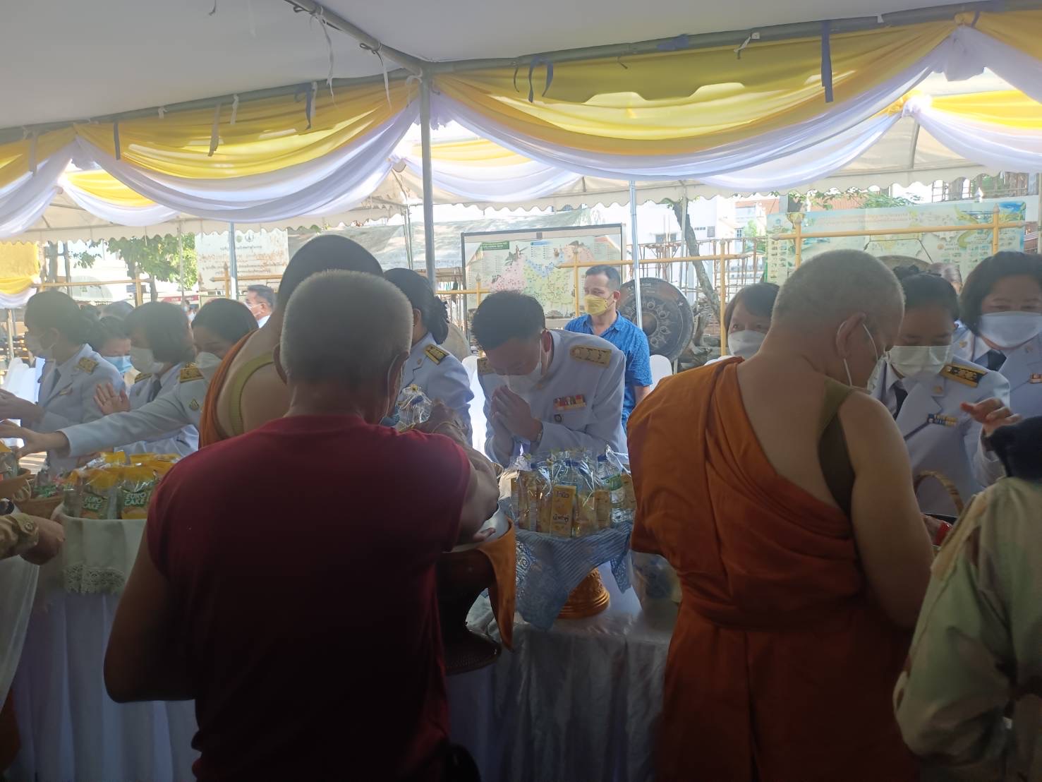 พช.หนองคาย ร่วมพิธีทำบุญตักบาตร ถวายราชกุศล​ วันเฉลิมพระเกียรติพระบาทสมเด็จพระเจ้าอยู่หัว เนื่องในวันเฉลิมพระชนมพรรษา 28 กรกฎาคม 2565