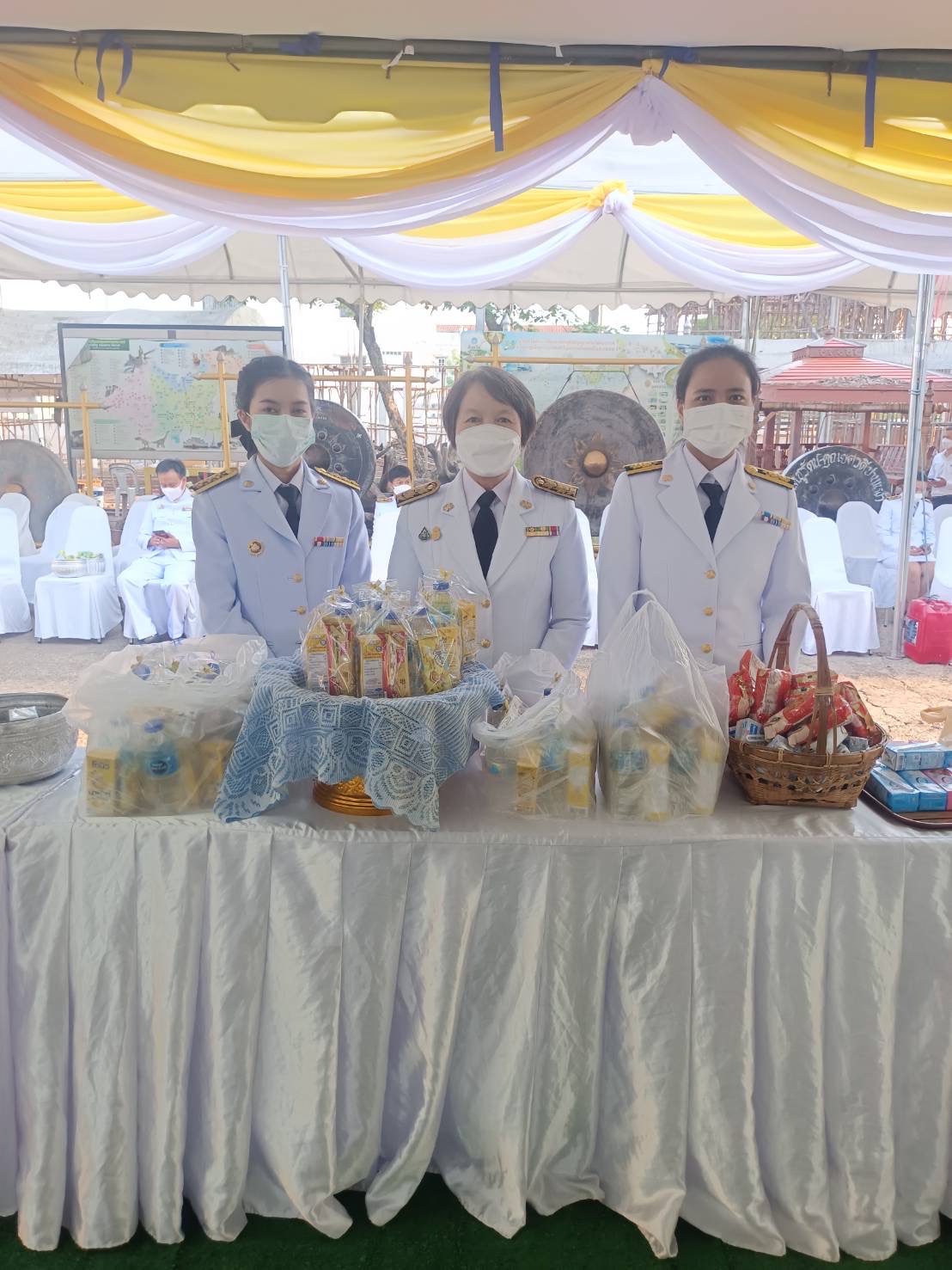 พช.หนองคาย ร่วมพิธีทำบุญตักบาตร ถวายราชกุศล​ วันเฉลิมพระเกียรติพระบาทสมเด็จพระเจ้าอยู่หัว เนื่องในวันเฉลิมพระชนมพรรษา 28 กรกฎาคม 2565