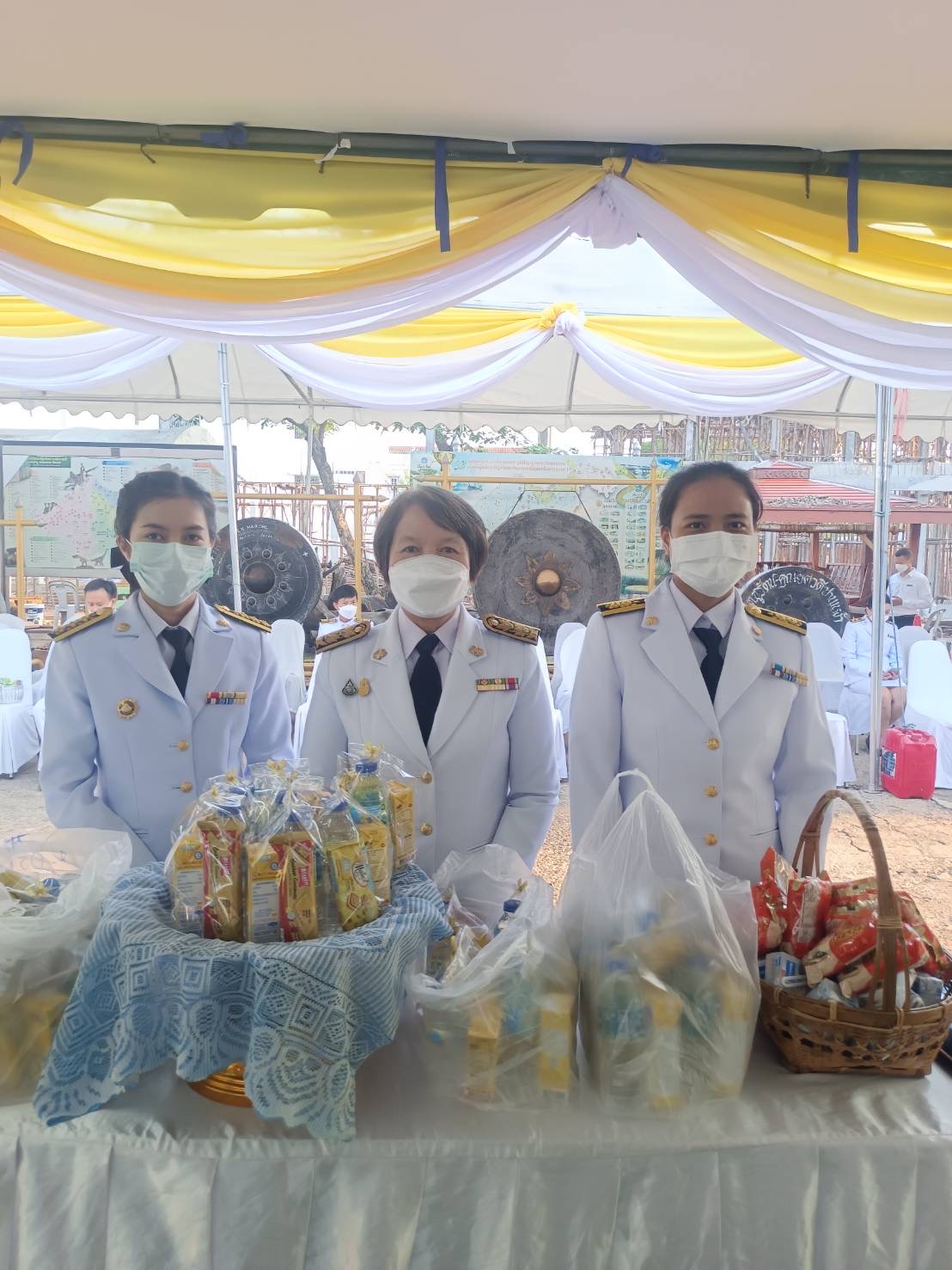 พช.หนองคาย ร่วมพิธีทำบุญตักบาตร ถวายราชกุศล​ วันเฉลิมพระเกียรติพระบาทสมเด็จพระเจ้าอยู่หัว เนื่องในวันเฉลิมพระชนมพรรษา 28 กรกฎาคม 2565