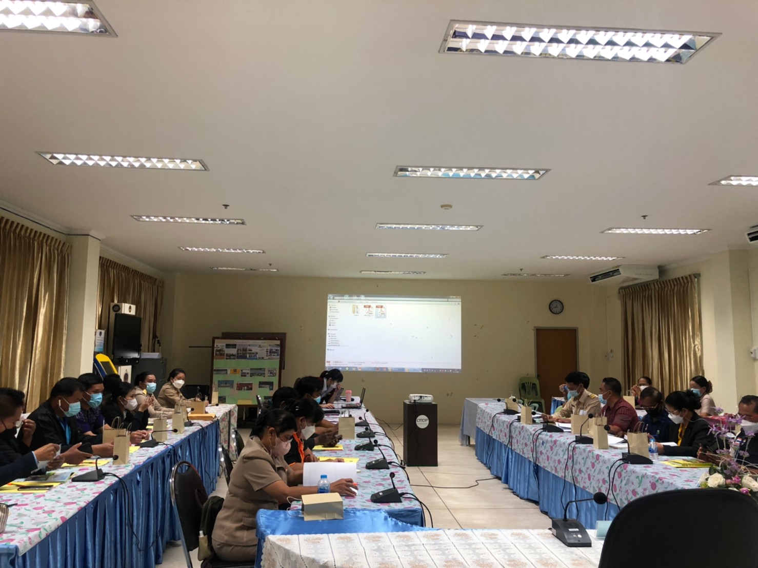 จังหวัดหนองคาย ขับเคลื่อนการขจัดความยากจนและพัฒนาคนทุกช่วงวัยอย่างยั่งยืน ตามหลักปรัชญาของเศรษฐกิจพอเพียง ผ่านการประชุมเจ้าหน้าที่ที่รับผิดชอบ ศูนย์อำนวยการขจัดความยากจนและพัฒนาคนทุกช่วงวัยอย่างยั่งยืน ตามหลักปรัชญาของเศรษฐกิจพอเพียงจังหวัดหนองคาย (ศจพ.จ.)