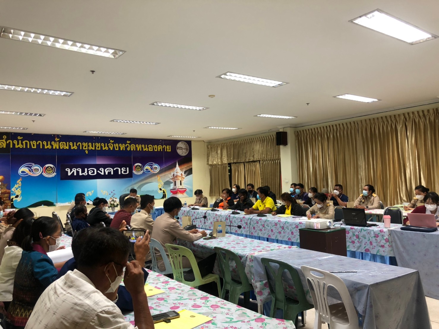 จังหวัดหนองคาย ขับเคลื่อนการขจัดความยากจนและพัฒนาคนทุกช่วงวัยอย่างยั่งยืน ตามหลักปรัชญาของเศรษฐกิจพอเพียง ผ่านการประชุมเจ้าหน้าที่ที่รับผิดชอบ ศูนย์อำนวยการขจัดความยากจนและพัฒนาคนทุกช่วงวัยอย่างยั่งยืน ตามหลักปรัชญาของเศรษฐกิจพอเพียงจังหวัดหนองคาย (ศจพ.จ.)