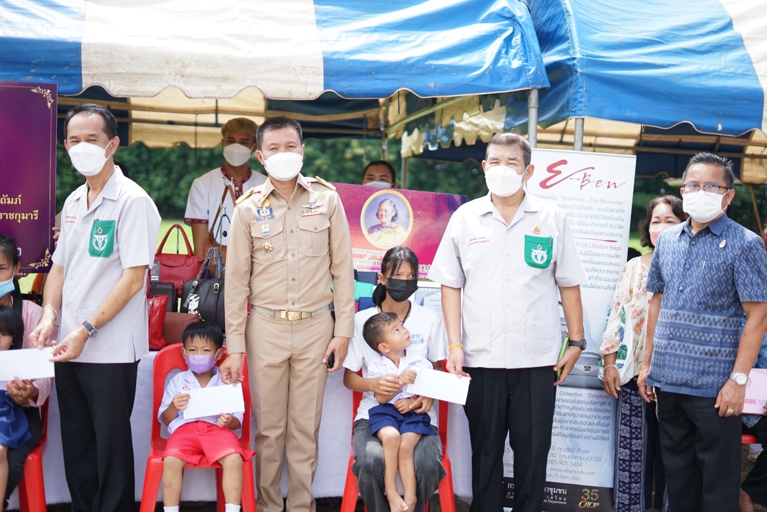 รองผู้ว่าราชการจังหวัดหนองคาย มอบทุนอุปการะเด็ก กองทุนพัฒนาเด็กชนบทในพระราชูปถัมภ์ สมเด็จพระเทพรัตนราชสุดา สยามบรมราชกุมารี โครงการบริการจังหวัดเคลื่อนที่แบบบูรณาการ และหน่วยบำบัดทุกข์ บำรุงสุข จังหวัดหนองคาย