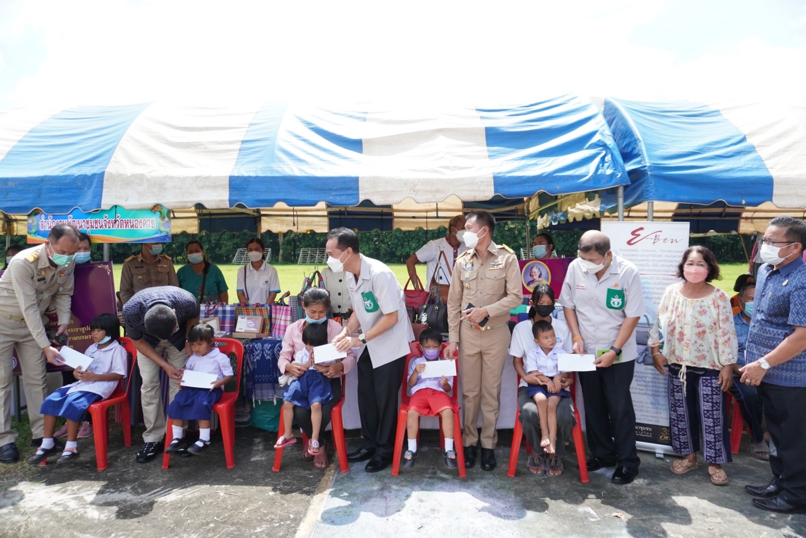 รองผู้ว่าราชการจังหวัดหนองคาย มอบทุนอุปการะเด็ก กองทุนพัฒนาเด็กชนบทในพระราชูปถัมภ์ สมเด็จพระเทพรัตนราชสุดา สยามบรมราชกุมารี โครงการบริการจังหวัดเคลื่อนที่แบบบูรณาการ และหน่วยบำบัดทุกข์ บำรุงสุข จังหวัดหนองคาย