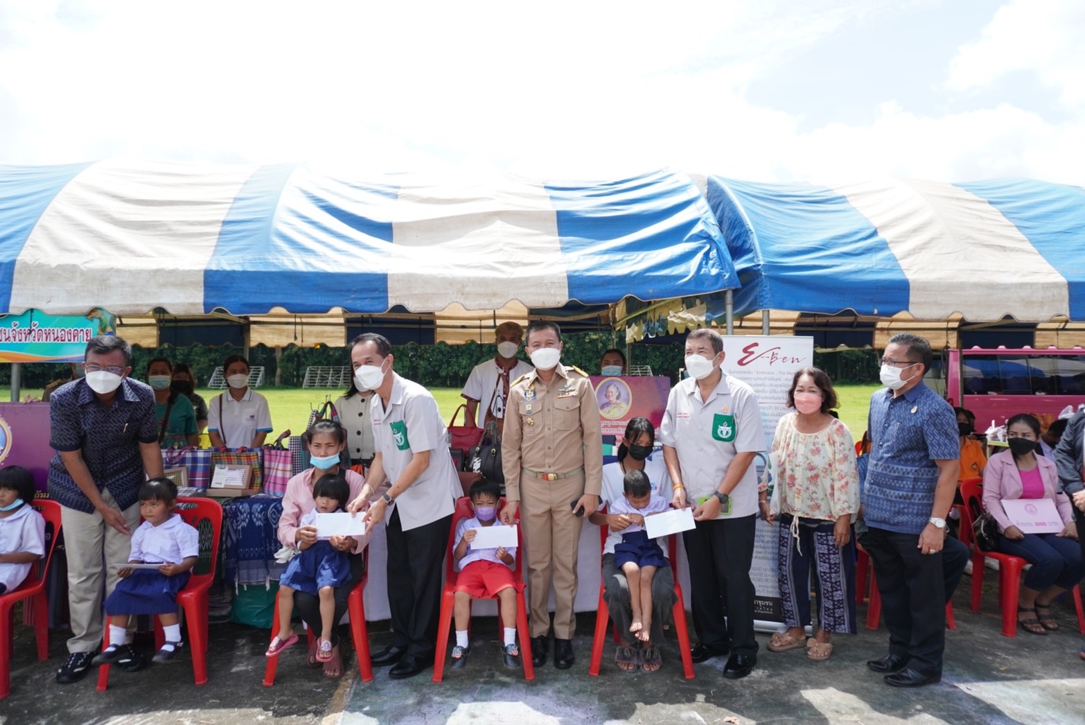 รองผู้ว่าราชการจังหวัดหนองคาย มอบทุนอุปการะเด็ก กองทุนพัฒนาเด็กชนบทในพระราชูปถัมภ์ สมเด็จพระเทพรัตนราชสุดา สยามบรมราชกุมารี โครงการบริการจังหวัดเคลื่อนที่แบบบูรณาการ และหน่วยบำบัดทุกข์ บำรุงสุข จังหวัดหนองคาย