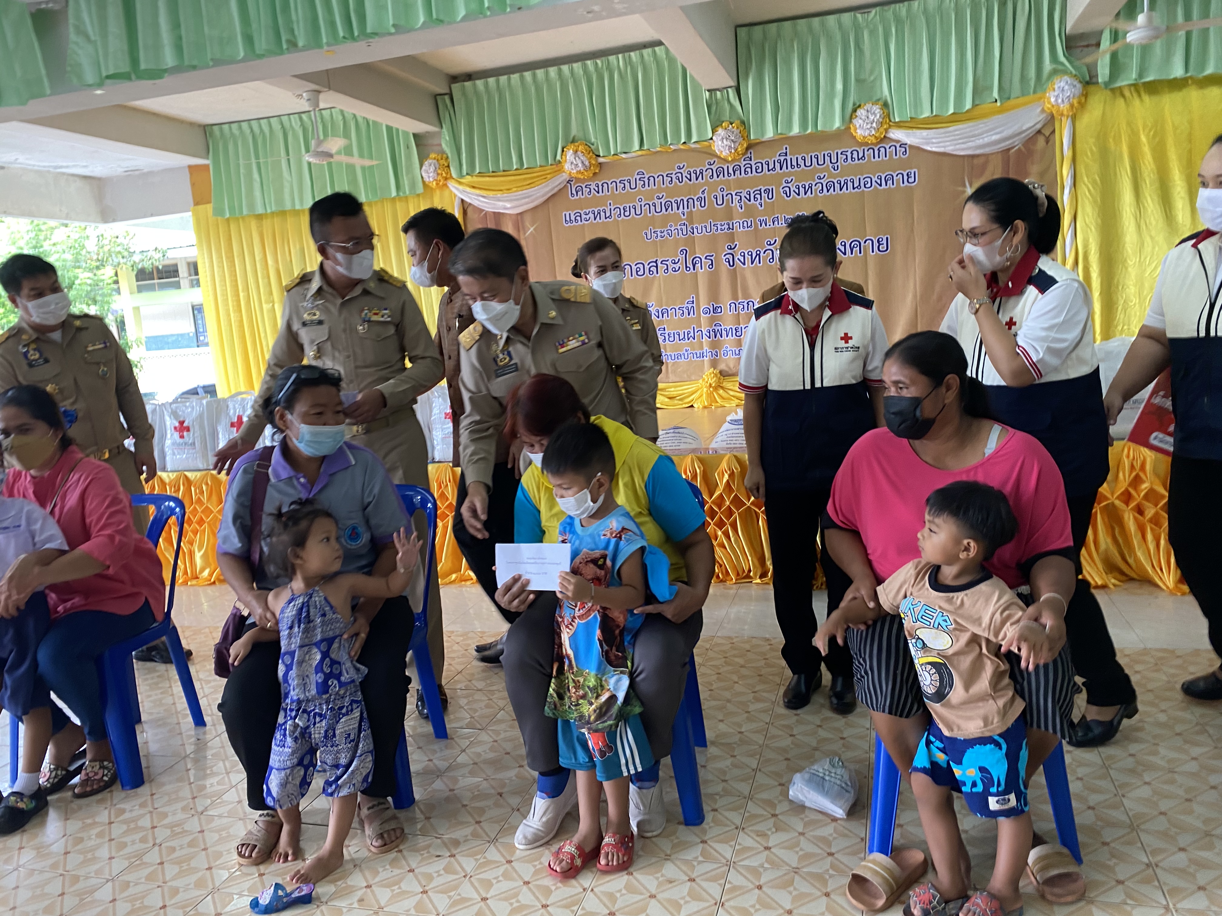 ผู้ว่าราชการจังหวัดหนองคาย มอบทุนอุปการะเด็ก กองทุนพัฒนาเด็กชนบทในพระราชูปถัมภ์ สมเด็จพระเทพรัตนราชสุดา สยามบรมราชกุมารี โครงการบริการจังหวัดเคลื่อนที่แบบบูรณาการ และหน่วยบำบัดทุกข์ บำรุงสุข จังหวัดหนองคาย