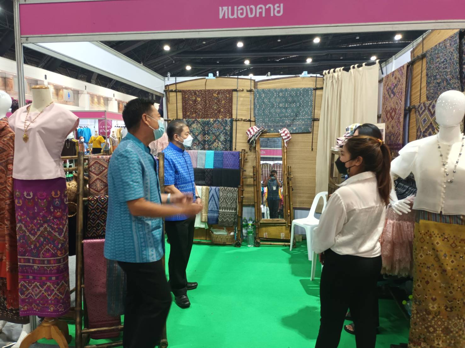 ผู้ว่าราชการจังหวัดหนองคาย ร่วมงาน “ศิลปาชีพประทีปไทย OTOP ก้าวไกลด้วยพระบารมี” ปี 2565 ภายใต้แนวคิด “ผ้าทอไทย สายใยแห่งพระเมตตา สร้างอาชีพปวงประชาอย่างยั่งยืน”