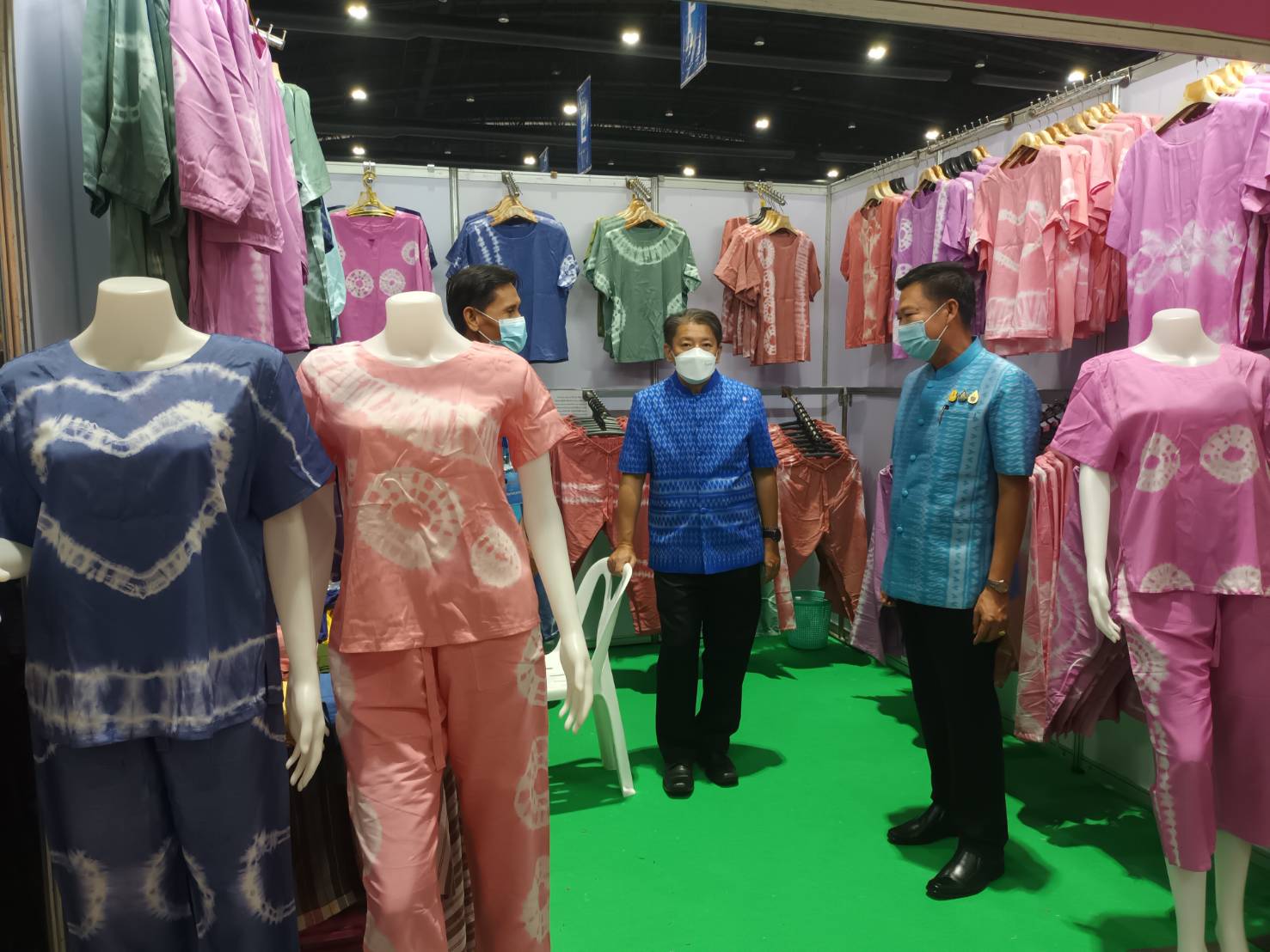 ผู้ว่าราชการจังหวัดหนองคาย ร่วมงาน “ศิลปาชีพประทีปไทย OTOP ก้าวไกลด้วยพระบารมี” ปี 2565 ภายใต้แนวคิด “ผ้าทอไทย สายใยแห่งพระเมตตา สร้างอาชีพปวงประชาอย่างยั่งยืน”