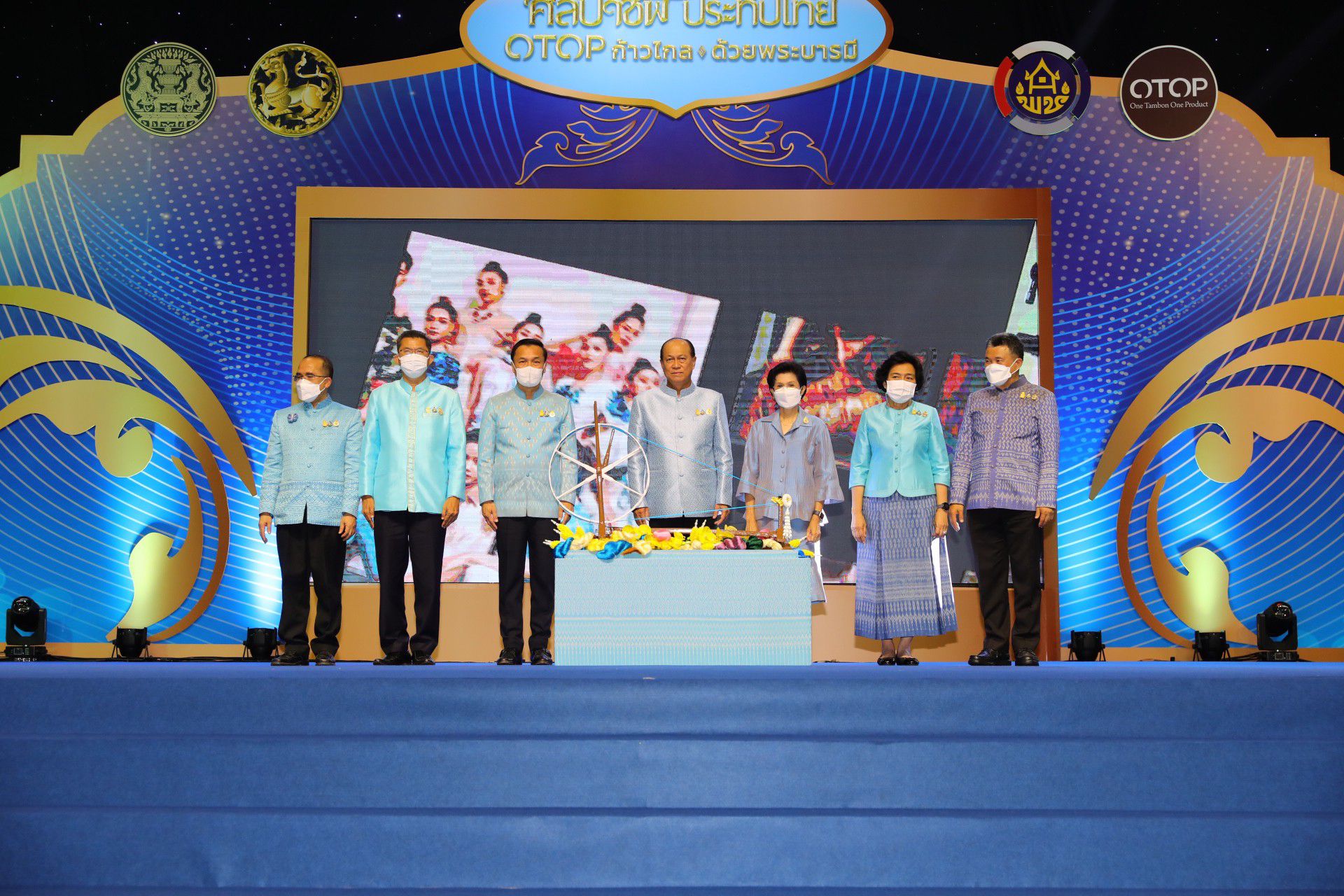 ผู้ว่าราชการจังหวัดหนองคาย ร่วมงาน “ศิลปาชีพประทีปไทย OTOP ก้าวไกลด้วยพระบารมี” ปี 2565 ภายใต้แนวคิด “ผ้าทอไทย สายใยแห่งพระเมตตา สร้างอาชีพปวงประชาอย่างยั่งยืน”