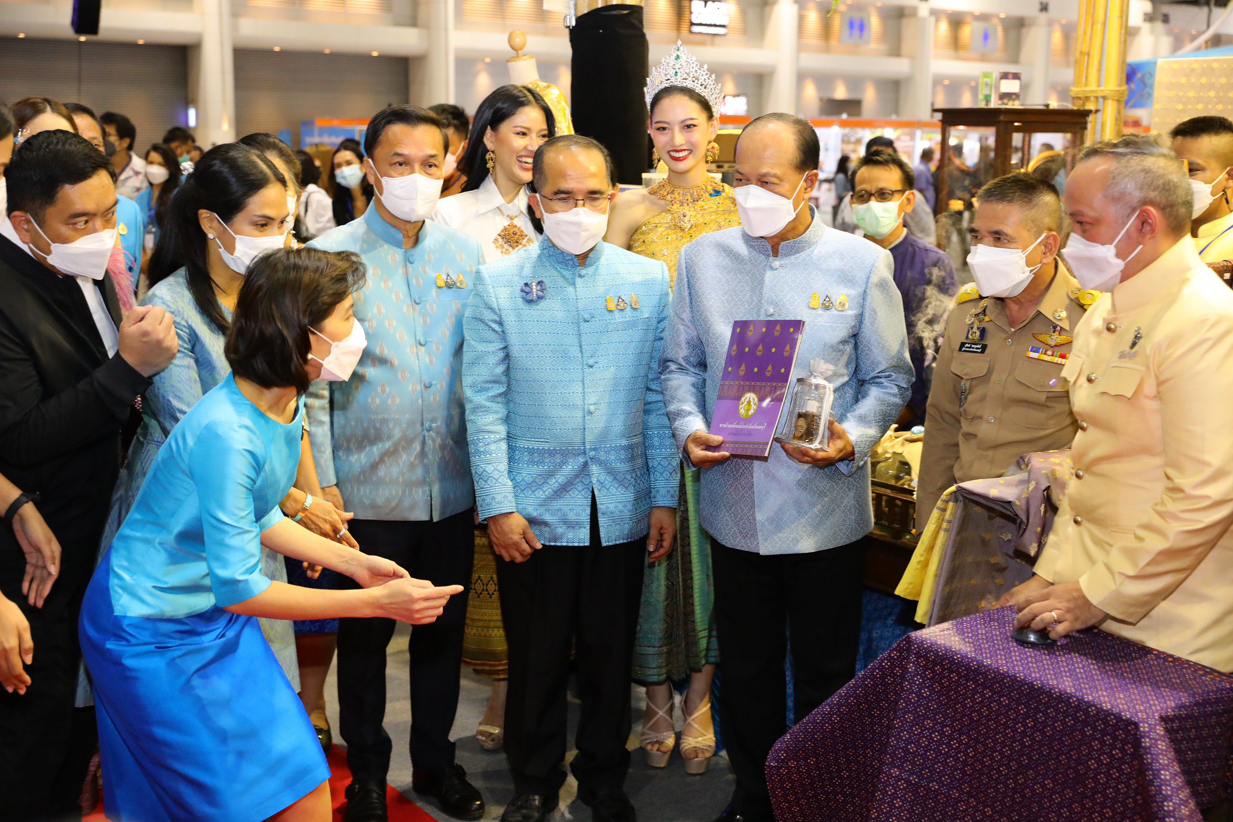 ผู้ว่าราชการจังหวัดหนองคาย ร่วมงาน “ศิลปาชีพประทีปไทย OTOP ก้าวไกลด้วยพระบารมี” ปี 2565 ภายใต้แนวคิด “ผ้าทอไทย สายใยแห่งพระเมตตา สร้างอาชีพปวงประชาอย่างยั่งยืน”