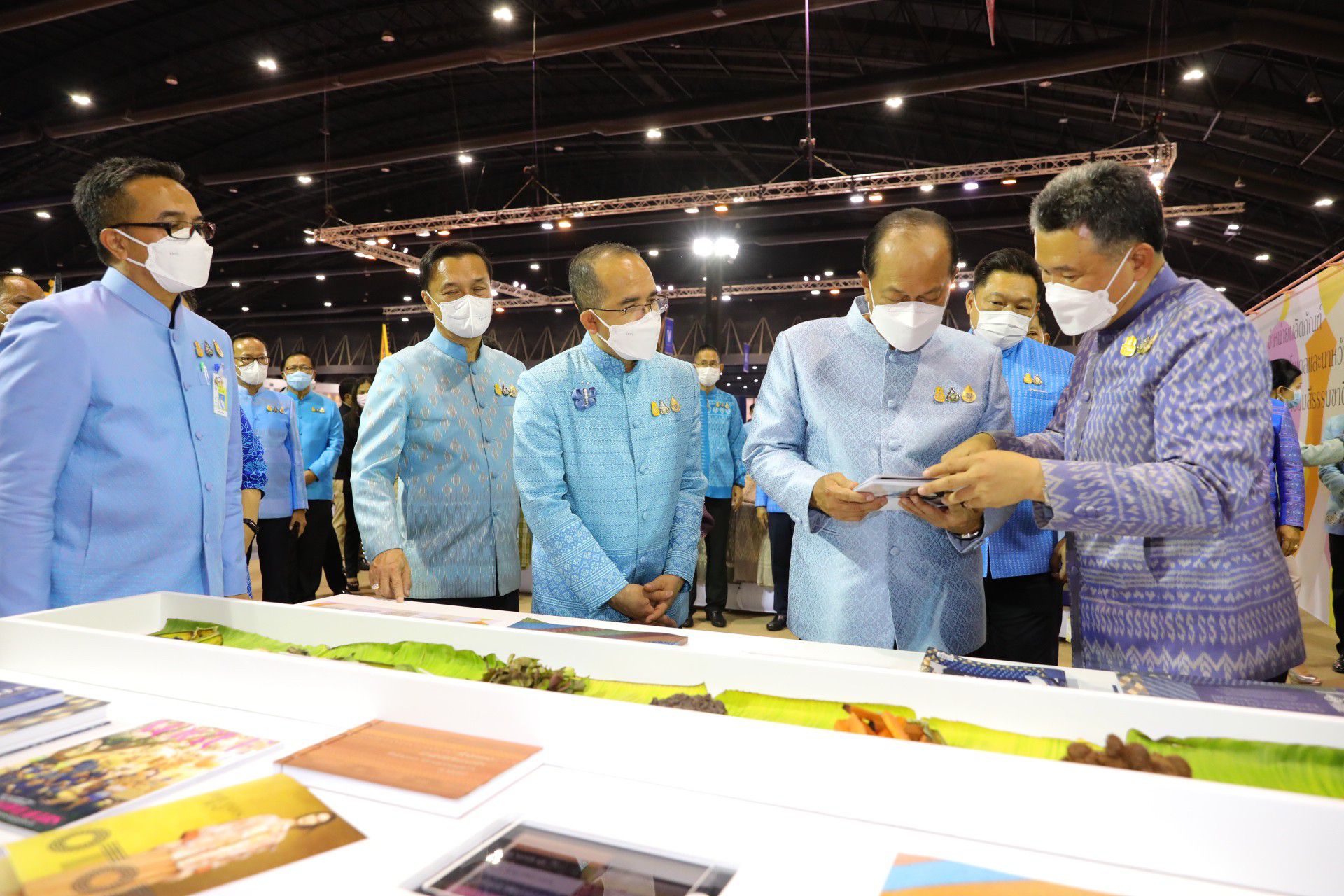 ผู้ว่าราชการจังหวัดหนองคาย ร่วมงาน “ศิลปาชีพประทีปไทย OTOP ก้าวไกลด้วยพระบารมี” ปี 2565 ภายใต้แนวคิด “ผ้าทอไทย สายใยแห่งพระเมตตา สร้างอาชีพปวงประชาอย่างยั่งยืน”