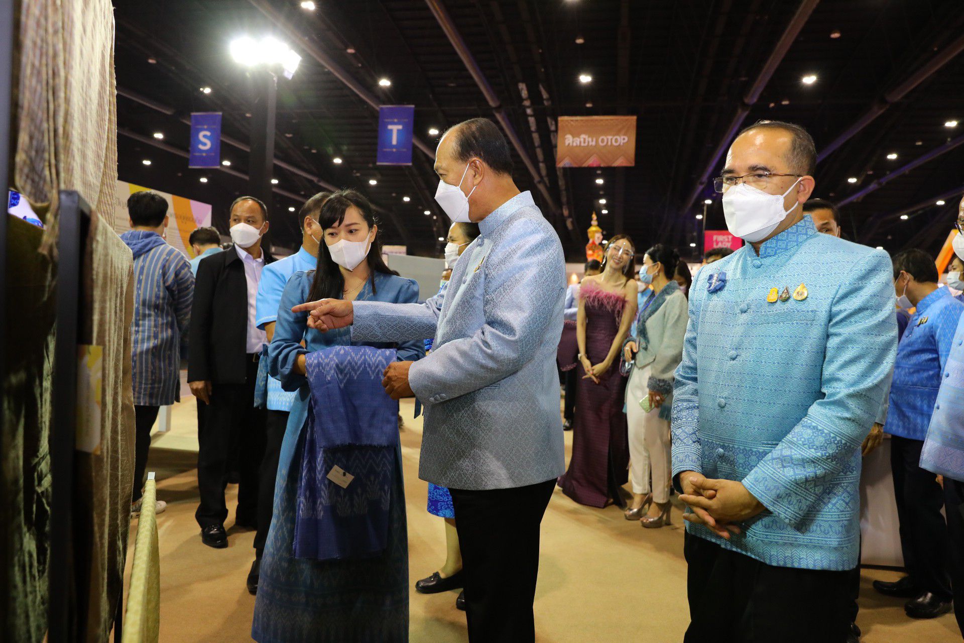 ผู้ว่าราชการจังหวัดหนองคาย ร่วมงาน “ศิลปาชีพประทีปไทย OTOP ก้าวไกลด้วยพระบารมี” ปี 2565 ภายใต้แนวคิด “ผ้าทอไทย สายใยแห่งพระเมตตา สร้างอาชีพปวงประชาอย่างยั่งยืน”