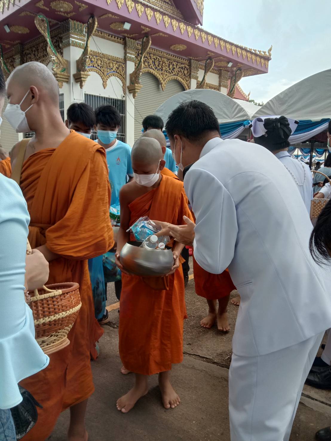 พช.หนองคาย ร่วมกิจกรรมทำบุญตักบาตรถวายพระราชกุศลวันแม่ เพื่อถวายเป็นพระราชกุศลและเฉลิมพระเกียรติ สมเด็จพระนางเจ้าสิริกิติ์พระบรมราชินีนาถ พระบรมราชชนนีพันปีหลวง เนื่องในโอกาสมหามงคลเฉลิมพระชนมพรรษา 90 พรรษา 12 สิงหาคม 2565