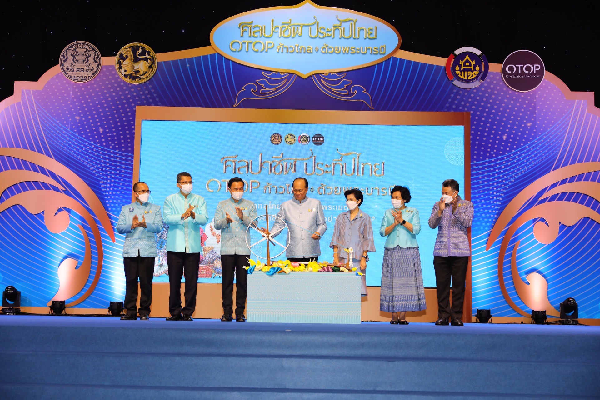 ผู้ว่าราชการจังหวัดหนองคาย ร่วมงาน “ศิลปาชีพประทีปไทย OTOP ก้าวไกลด้วยพระบารมี” ปี 2565 ภายใต้แนวคิด “ผ้าทอไทย สายใยแห่งพระเมตตา สร้างอาชีพปวงประชาอย่างยั่งยืน”