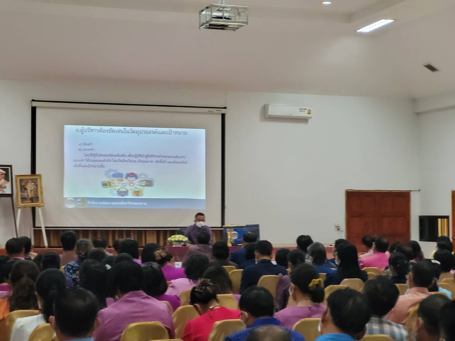 พช.หนองคาย นำเสนอผลสำเร็จการขับเคลื่อนภารกิจที่ 6 การบริหารจัดการหนี้กองทุนพัฒนาบทบาทสตรี และผลงานความสำเร็จสู่รางวัลชนะเลิศ CDD Policy Award 2022 ในการประชุมเชิงปฏิบัติการตรวจติดตามผลการดำเนินงานของหน่วยรับตรวจ รายไตรมาส ครั้งที่ 4/2565