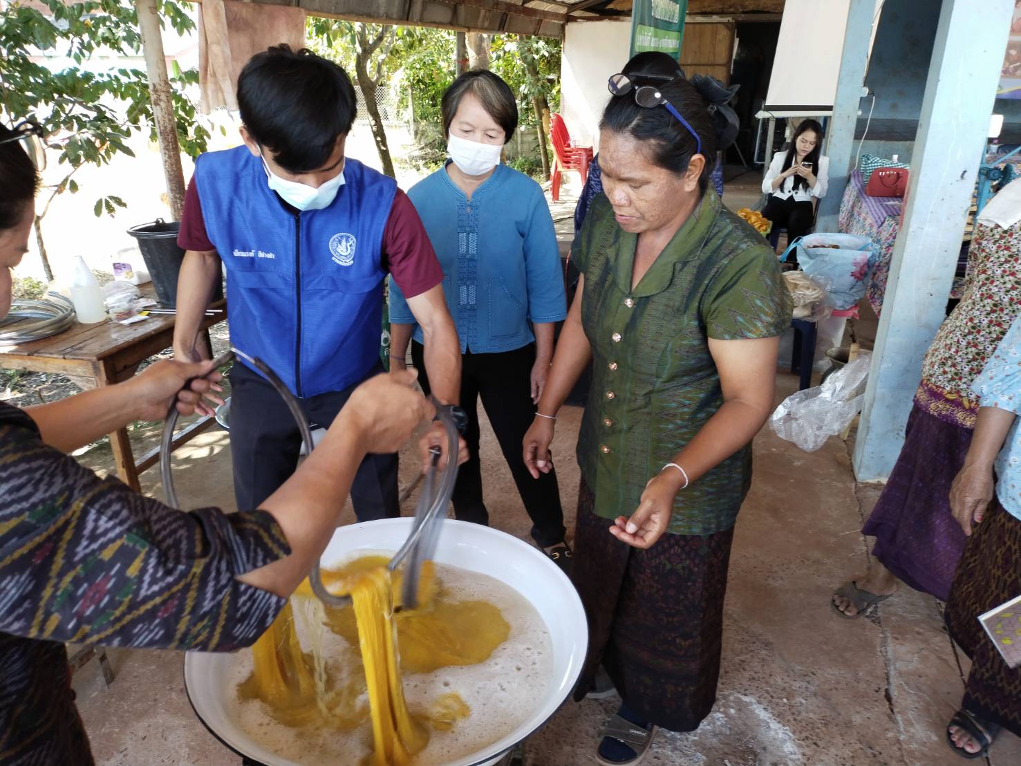 จังหวัดหนองคาย ดำเนินโครงการยกระดับการพัฒนาผลิตภัณฑ์ผ้าทอพื้นเมือง เพื่อให้กลุ่มทอผ้ามีความรู้ และมีทักษะ สร้างงาน สร้างอาชีพ สร้างรายได้ให้ชุมชน
