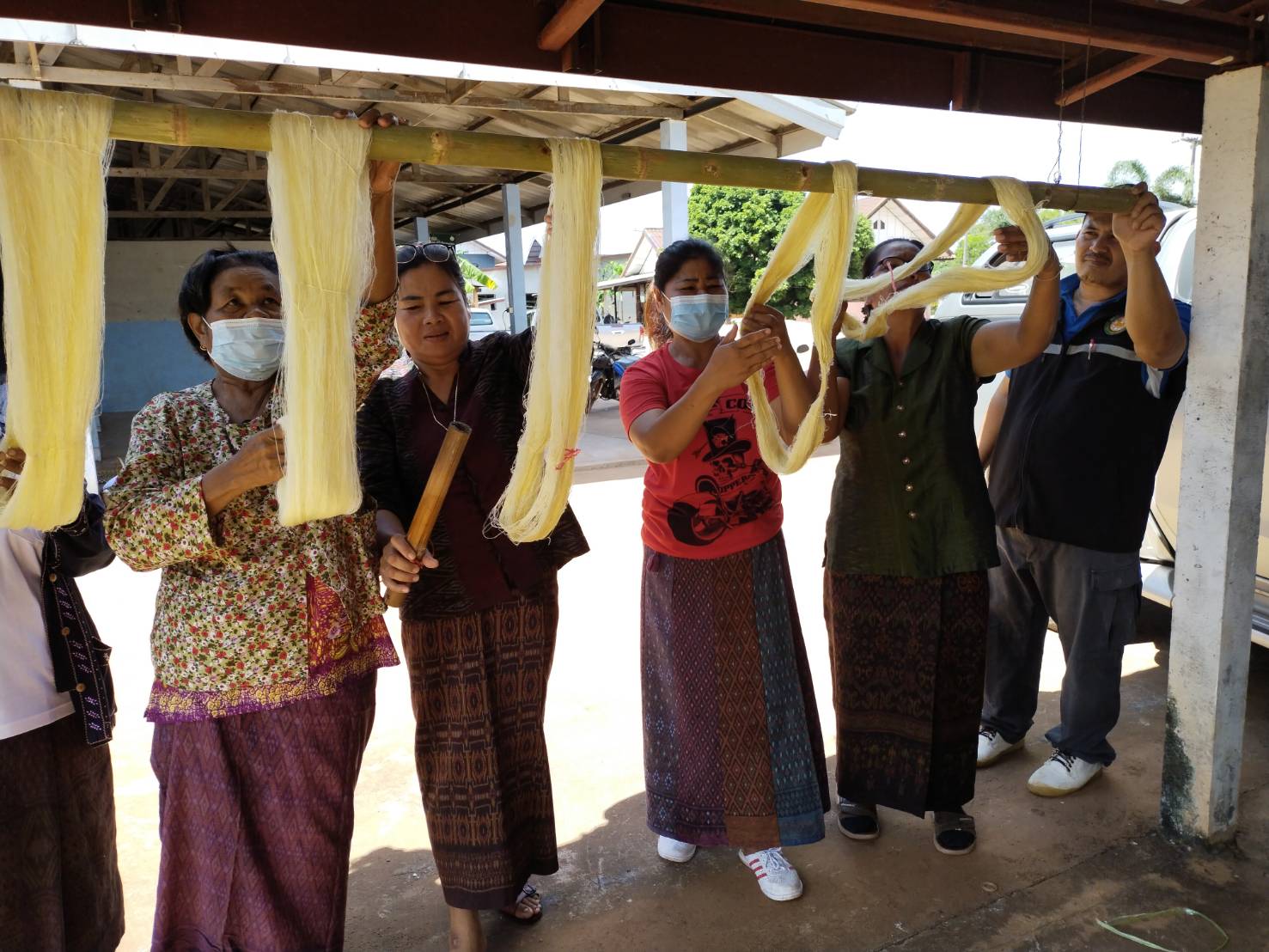 จังหวัดหนองคาย ดำเนินโครงการยกระดับการพัฒนาผลิตภัณฑ์ผ้าทอพื้นเมือง เพื่อให้กลุ่มทอผ้ามีความรู้ และมีทักษะ สร้างงาน สร้างอาชีพ สร้างรายได้ให้ชุมชน