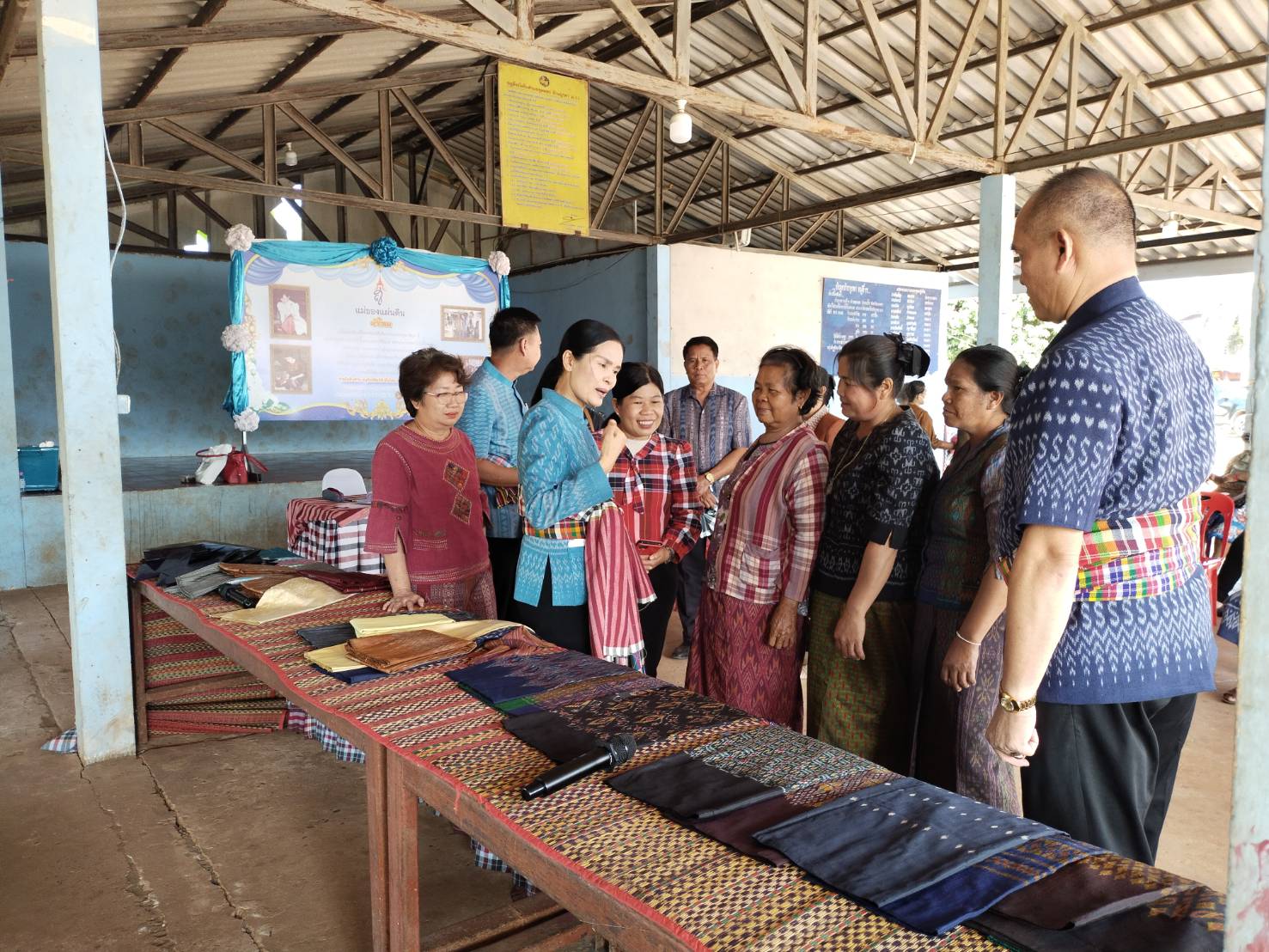 จังหวัดหนองคาย ดำเนินโครงการยกระดับการพัฒนาผลิตภัณฑ์ผ้าทอพื้นเมือง เพื่อให้กลุ่มทอผ้ามีความรู้ และมีทักษะ สร้างงาน สร้างอาชีพ สร้างรายได้ให้ชุมชน