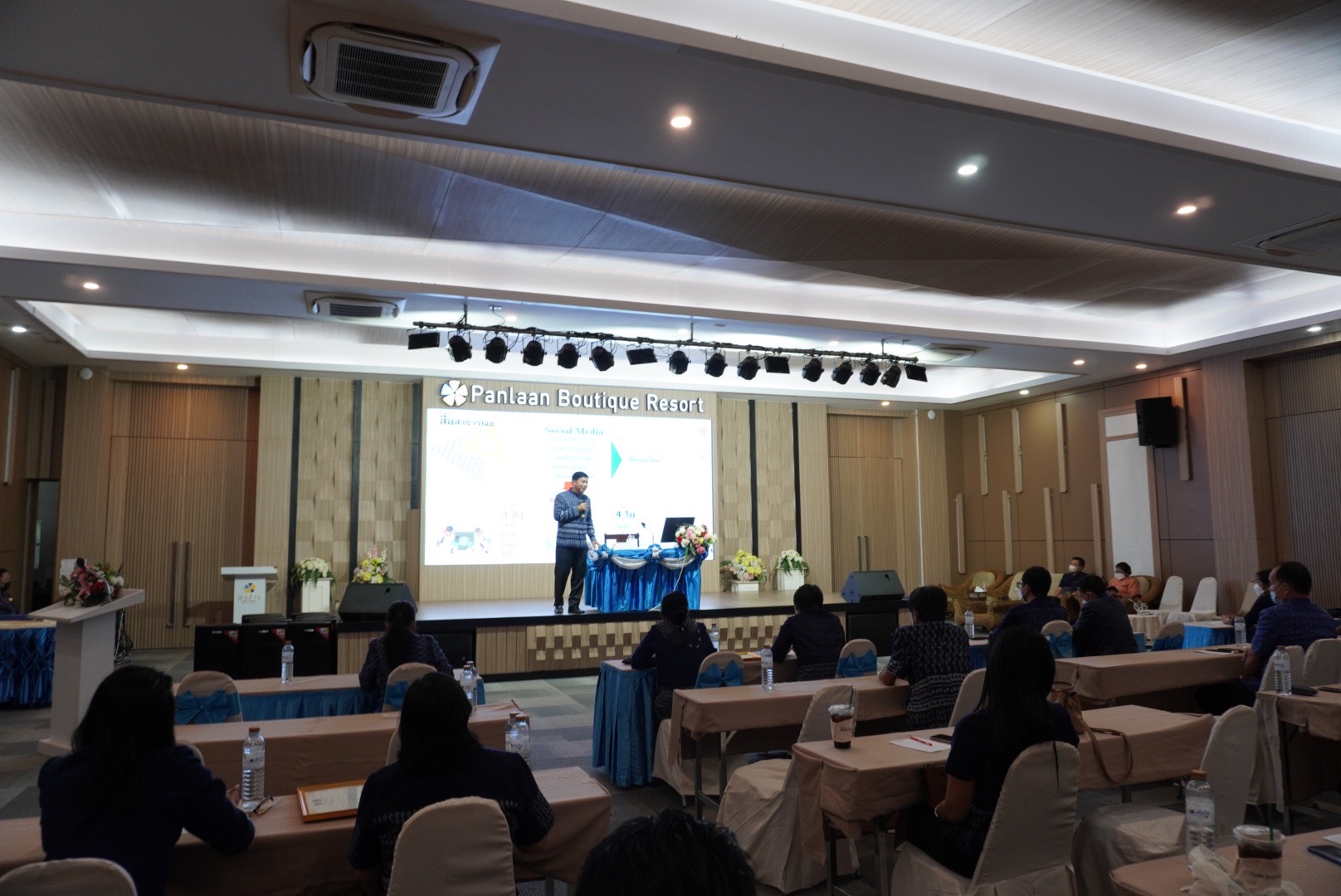 พัฒนาชุมชนจังหวัดหนองคาย ติวเข้มเทคนิคเขียนข่าวและการใช้สื่อโซเชียลในการสร้างภาพลักษณ์ที่ดี ภายใต้โครงการเสริมสร้างศักยภาพบุคลากรในการปฏิบัติงานเพื่อขับเคลื่อนงานพัฒนาชุมชน