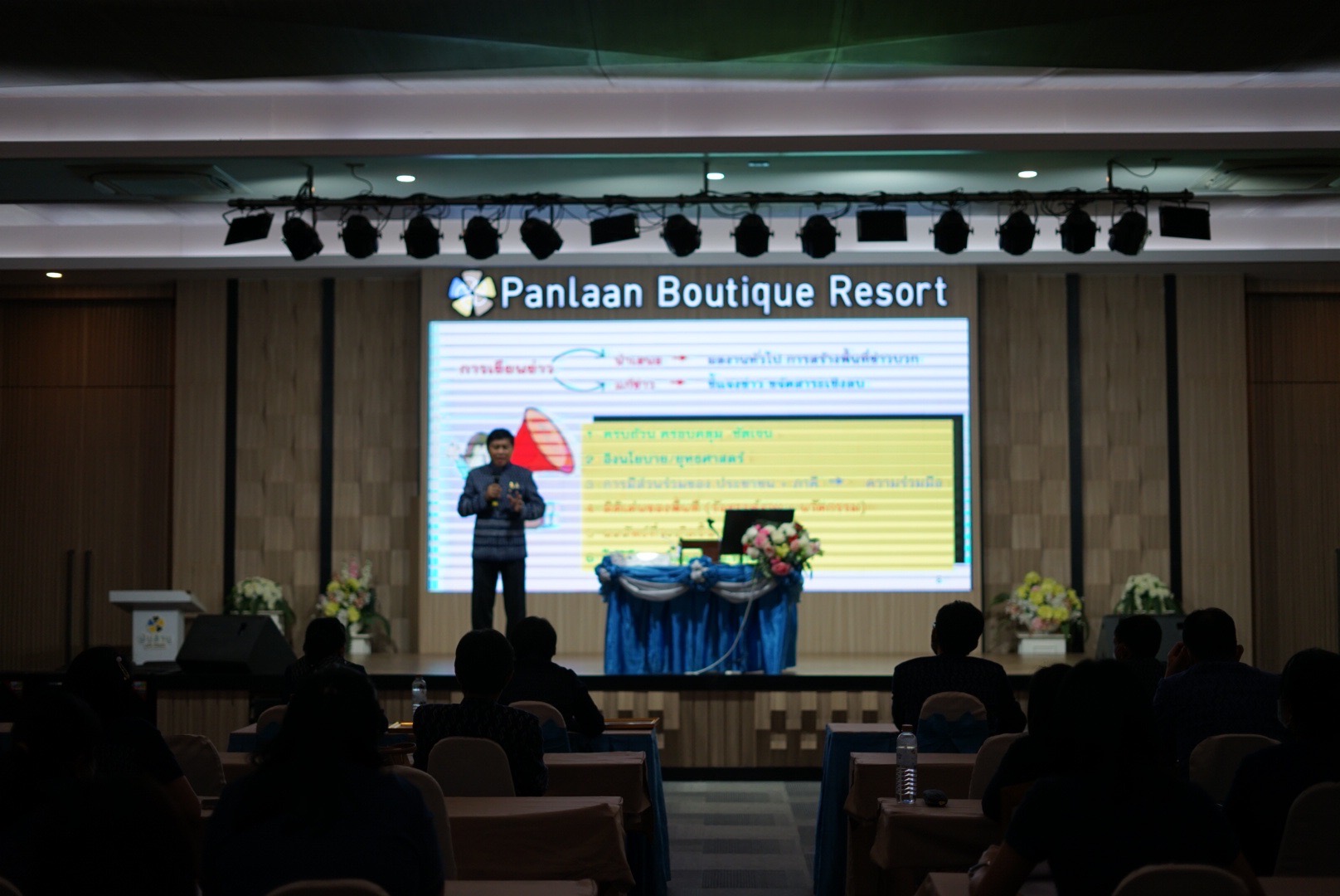 พัฒนาชุมชนจังหวัดหนองคาย ติวเข้มเทคนิคเขียนข่าวและการใช้สื่อโซเชียลในการสร้างภาพลักษณ์ที่ดี ภายใต้โครงการเสริมสร้างศักยภาพบุคลากรในการปฏิบัติงานเพื่อขับเคลื่อนงานพัฒนาชุมชน