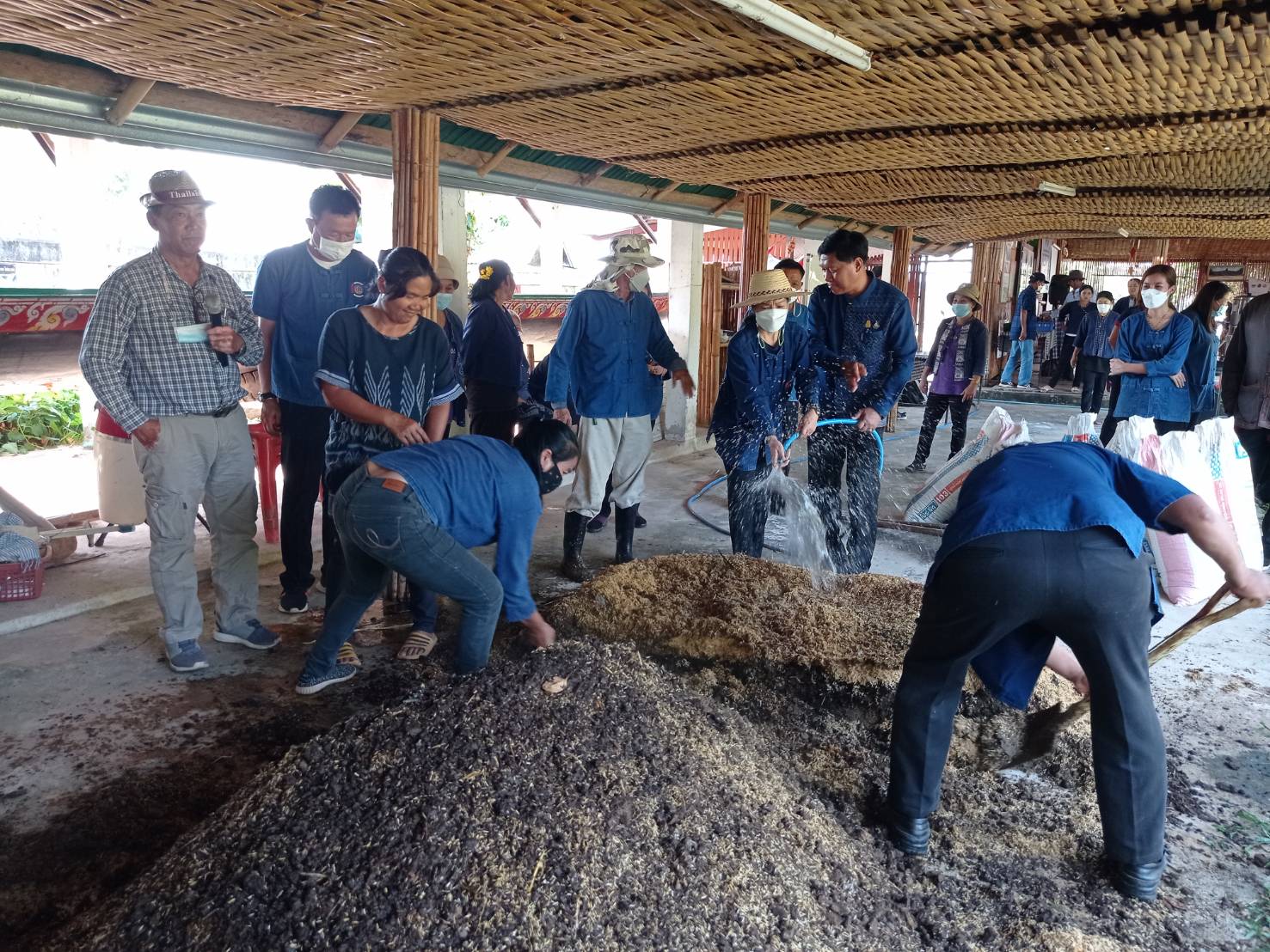 พช.หนองคาย ฝึกปฏิบัติการสร้างความมั่นคงทางอาหาร ในพื้นที่ 30 ตารางวา เรียนรู้การใช้พื้นที่ที่มีอย่างจำกัดให้เกิดประโยชน์สูงสุด ในการสร้างความมั่นคงทางอาหารให้กับครัวเรือน