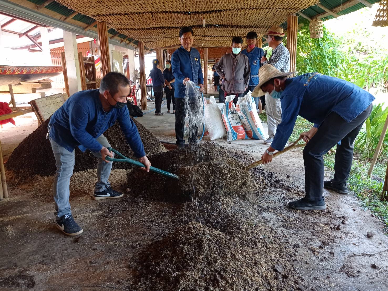 พช.หนองคาย ฝึกปฏิบัติการสร้างความมั่นคงทางอาหาร ในพื้นที่ 30 ตารางวา เรียนรู้การใช้พื้นที่ที่มีอย่างจำกัดให้เกิดประโยชน์สูงสุด ในการสร้างความมั่นคงทางอาหารให้กับครัวเรือน