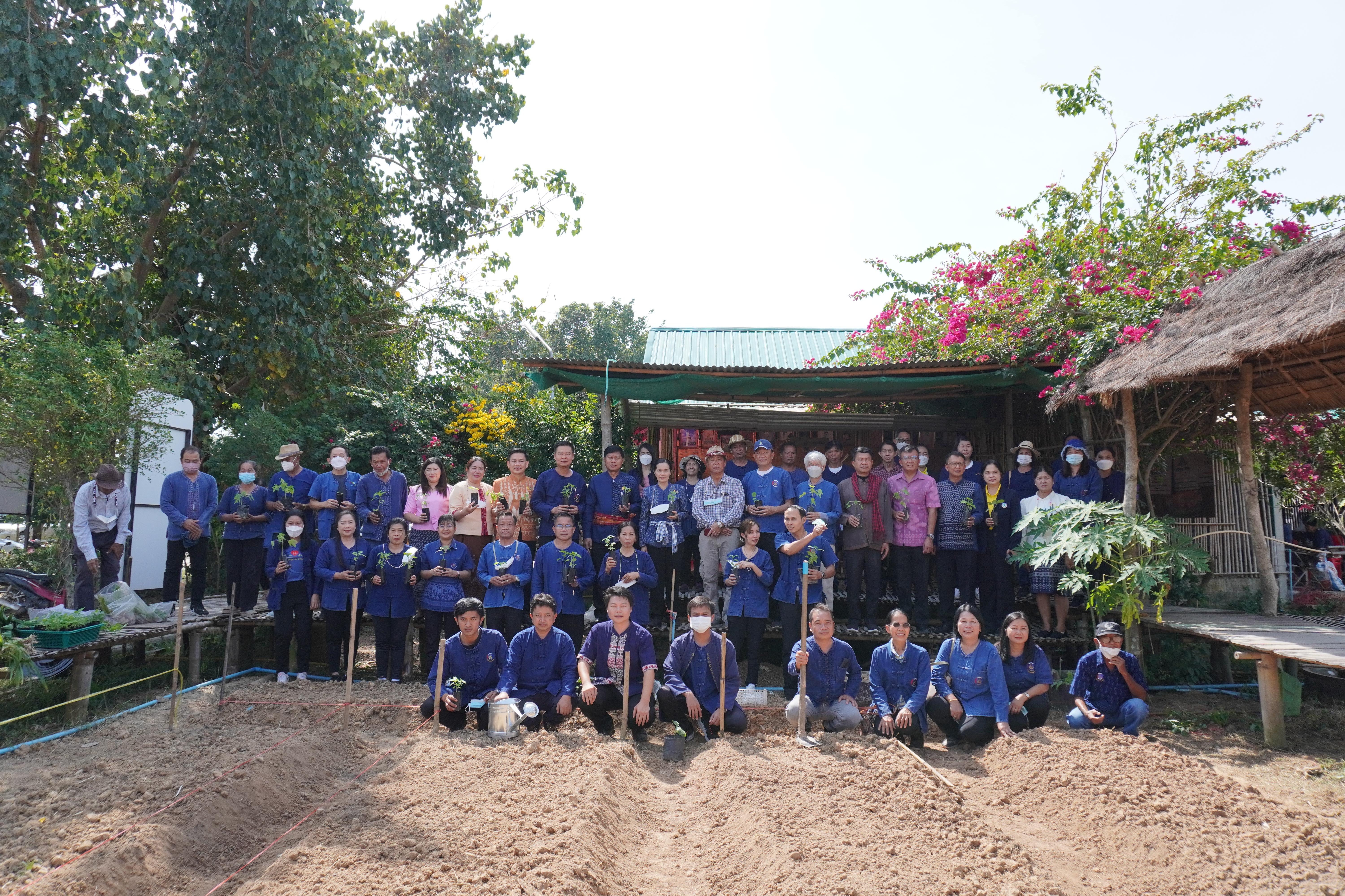 พช.หนองคาย ฝึกปฏิบัติการสร้างความมั่นคงทางอาหาร ในพื้นที่ 30 ตารางวา เรียนรู้การใช้พื้นที่ที่มีอย่างจำกัดให้เกิดประโยชน์สูงสุด ในการสร้างความมั่นคงทางอาหารให้กับครัวเรือน