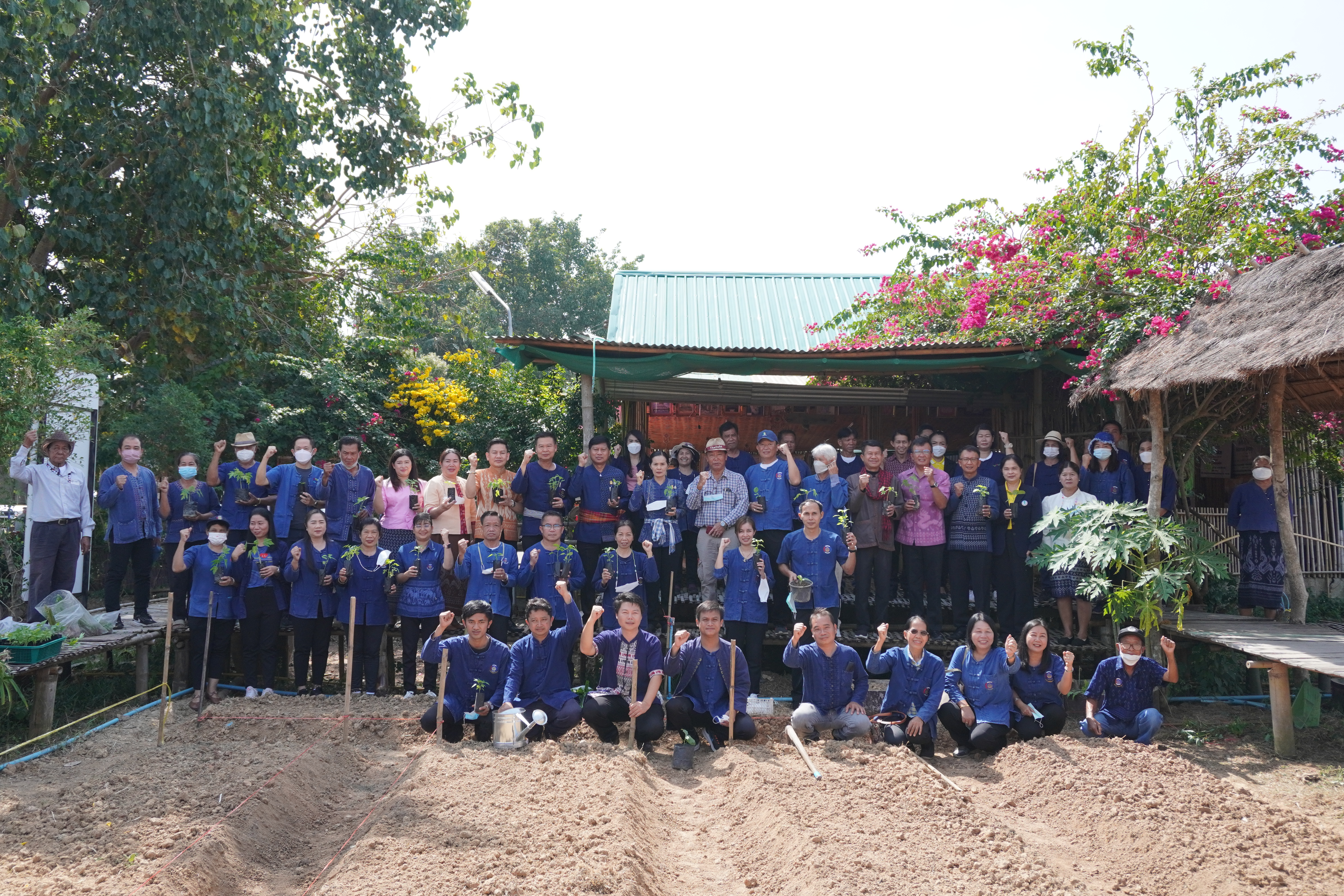 พช.หนองคาย ฝึกปฏิบัติการสร้างความมั่นคงทางอาหาร ในพื้นที่ 30 ตารางวา เรียนรู้การใช้พื้นที่ที่มีอย่างจำกัดให้เกิดประโยชน์สูงสุด ในการสร้างความมั่นคงทางอาหารให้กับครัวเรือน