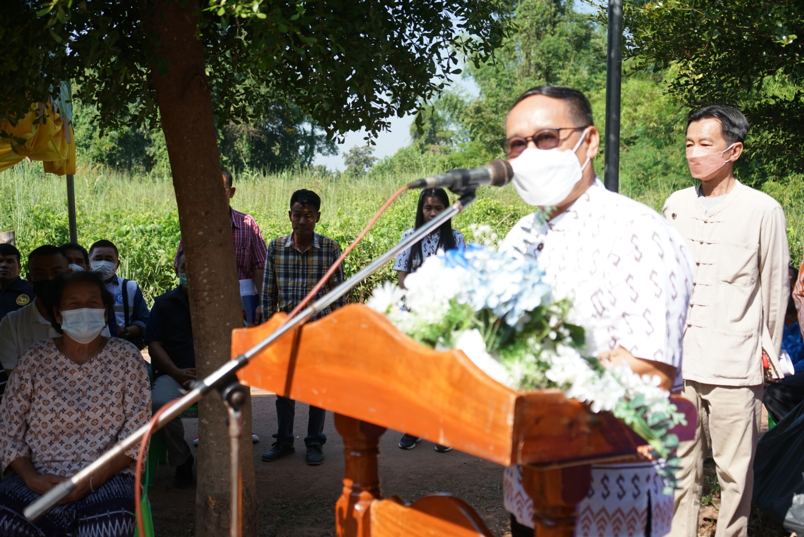 พช.หนองคาย จัดพิธียกเสาเอกบ้านห่วงใยจากใจ GLO ปี 2565