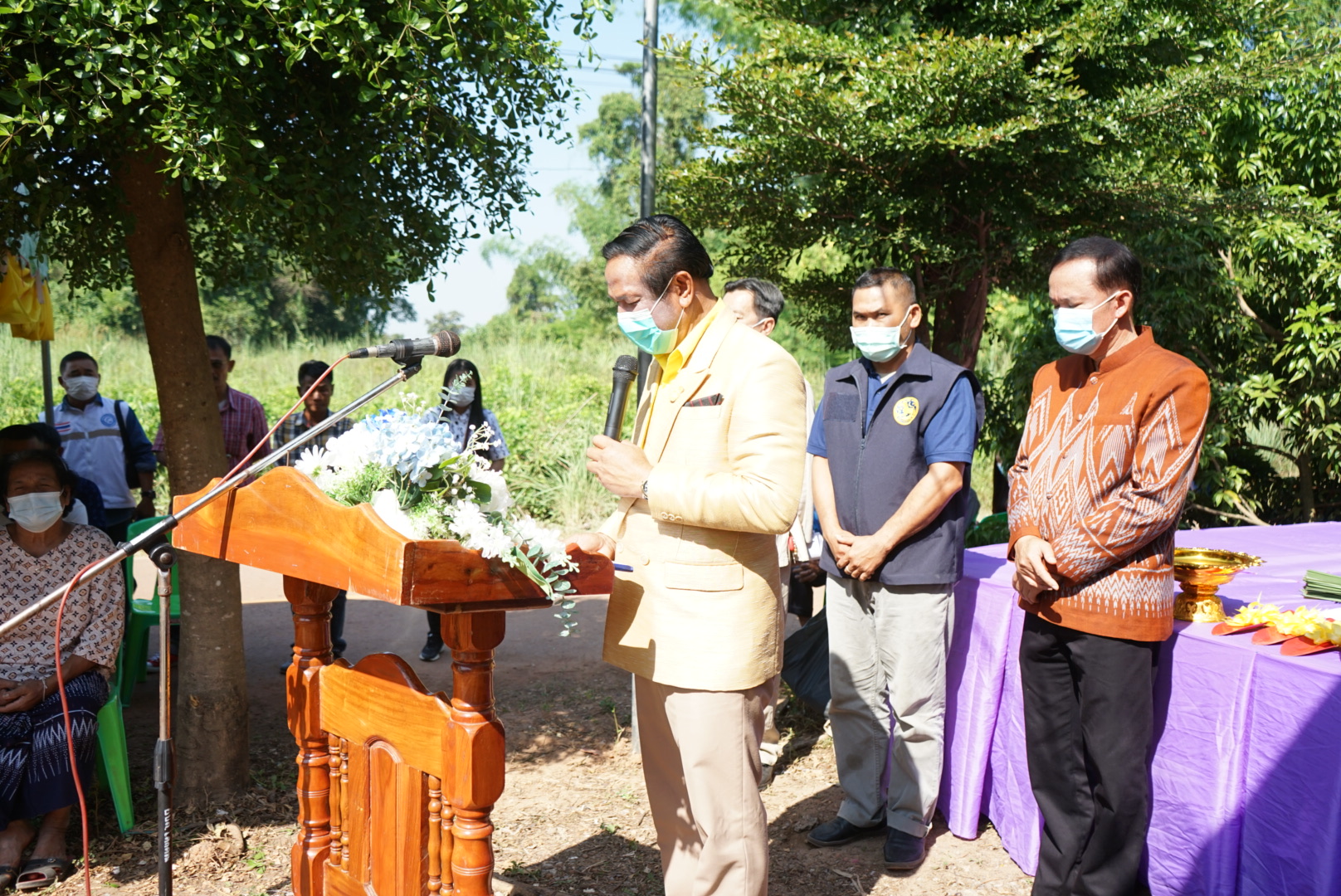 พช.หนองคาย จัดพิธียกเสาเอกบ้านห่วงใยจากใจ GLO ปี 2565