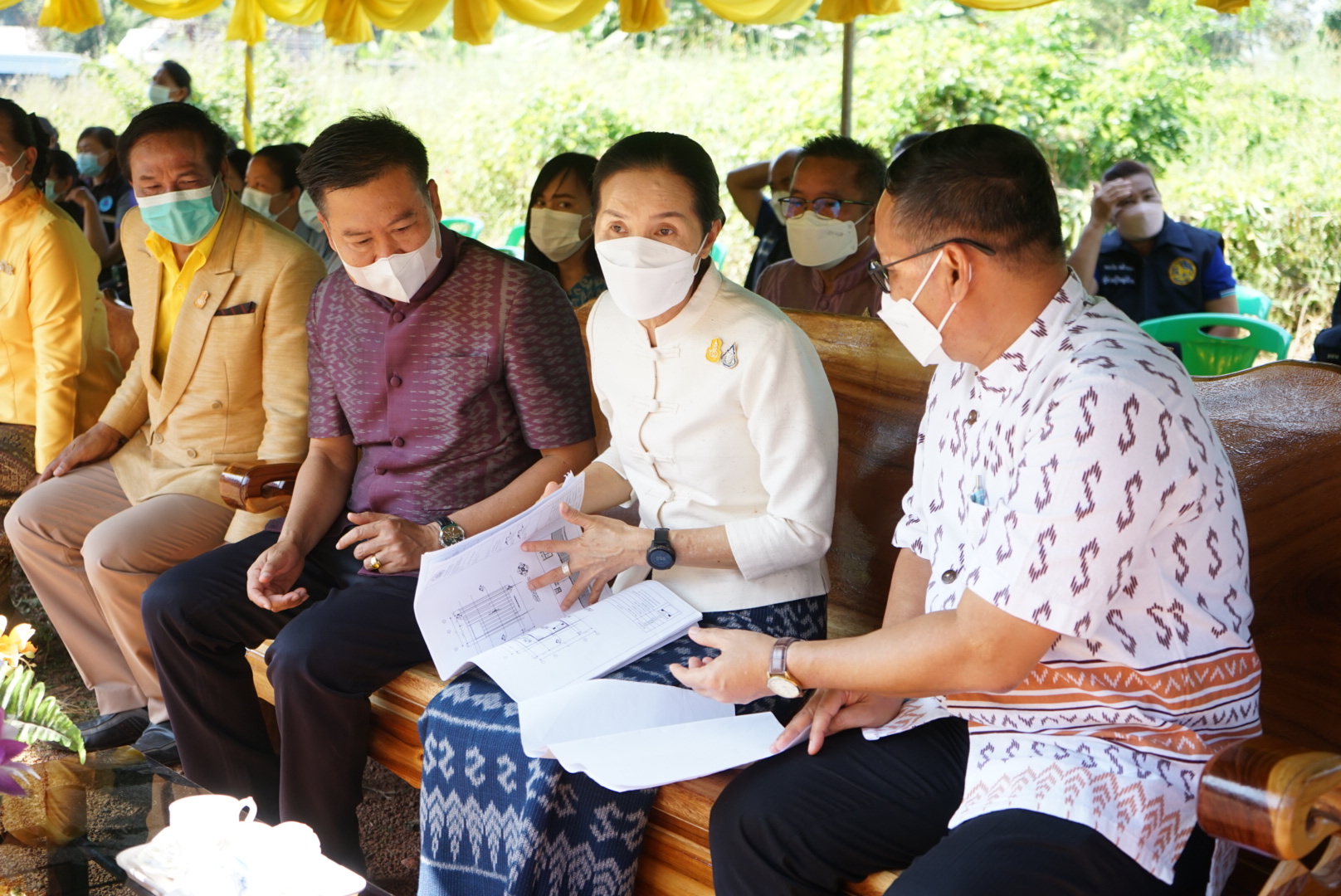 พช.หนองคาย จัดพิธียกเสาเอกบ้านห่วงใยจากใจ GLO ปี 2565