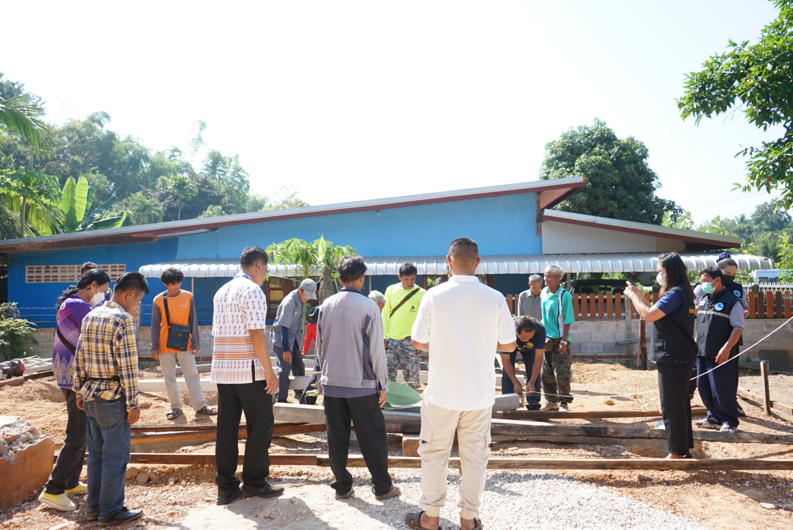 พช.หนองคาย จัดพิธียกเสาเอกบ้านห่วงใยจากใจ GLO ปี 2565