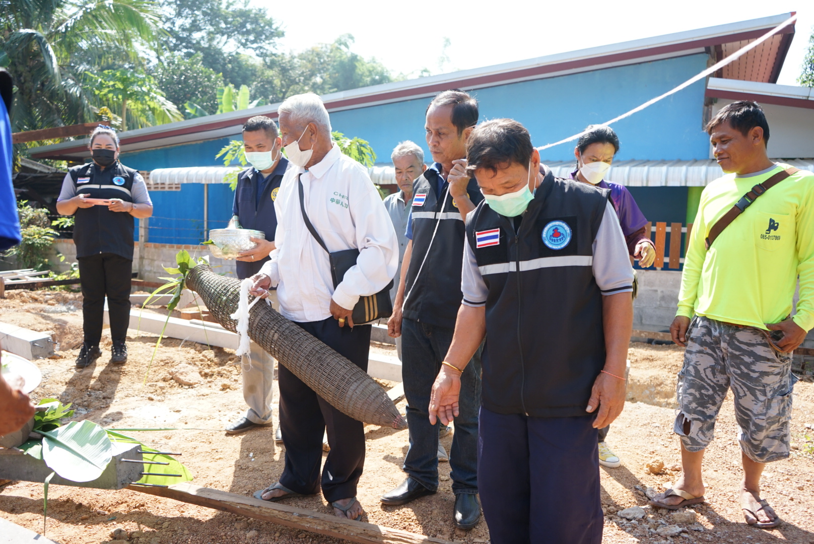 พช.หนองคาย จัดพิธียกเสาเอกบ้านห่วงใยจากใจ GLO ปี 2565