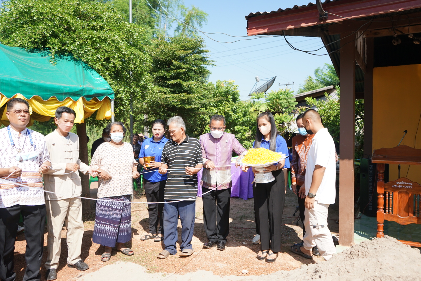 พช.หนองคาย จัดพิธียกเสาเอกบ้านห่วงใยจากใจ GLO ปี 2565