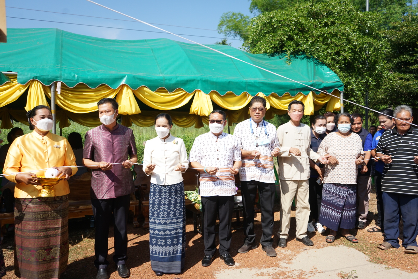 พช.หนองคาย จัดพิธียกเสาเอกบ้านห่วงใยจากใจ GLO ปี 2565