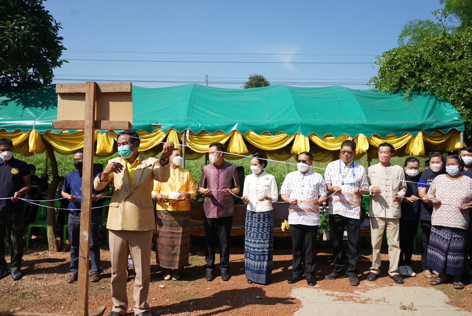 พช.หนองคาย จัดพิธียกเสาเอกบ้านห่วงใยจากใจ GLO ปี 2565