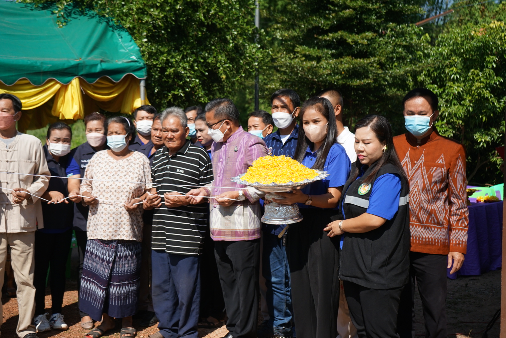 พช.หนองคาย จัดพิธียกเสาเอกบ้านห่วงใยจากใจ GLO ปี 2565