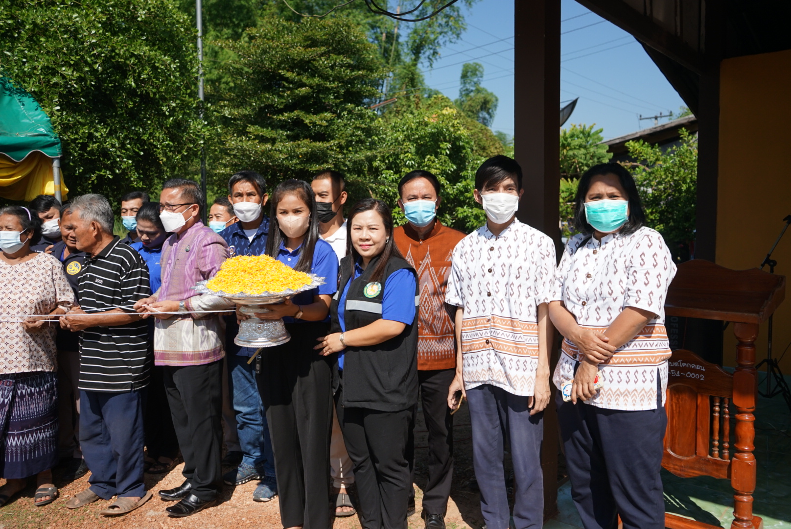 พช.หนองคาย จัดพิธียกเสาเอกบ้านห่วงใยจากใจ GLO ปี 2565
