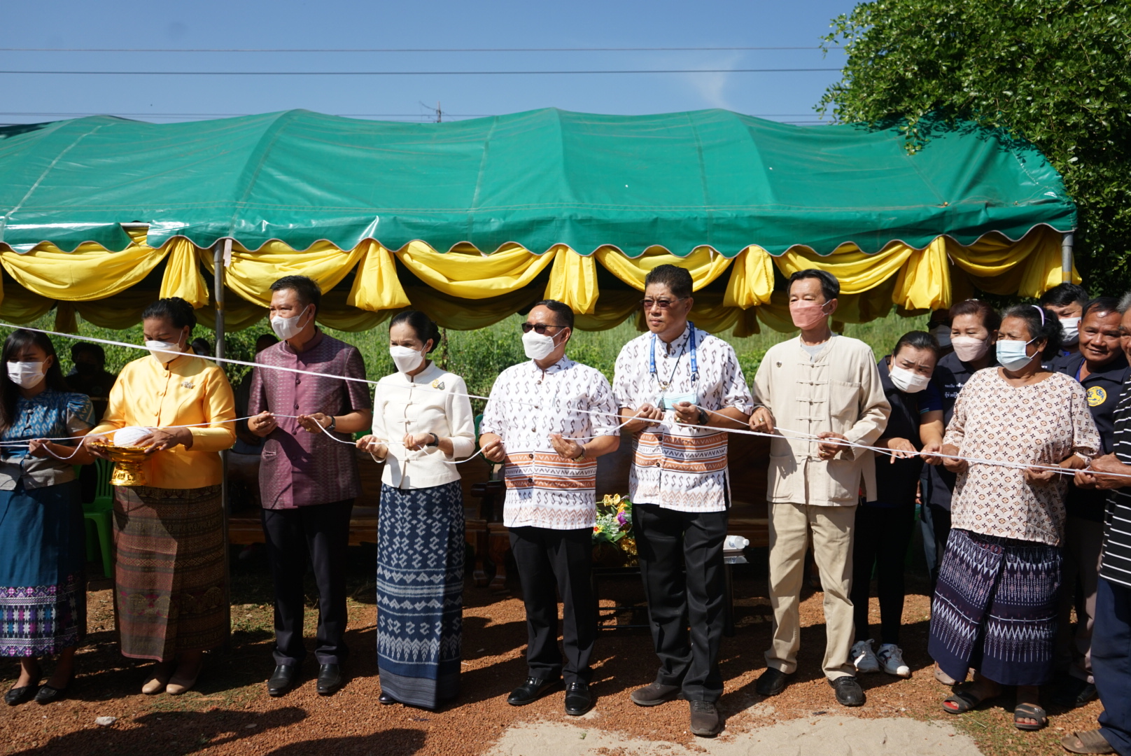 พช.หนองคาย จัดพิธียกเสาเอกบ้านห่วงใยจากใจ GLO ปี 2565